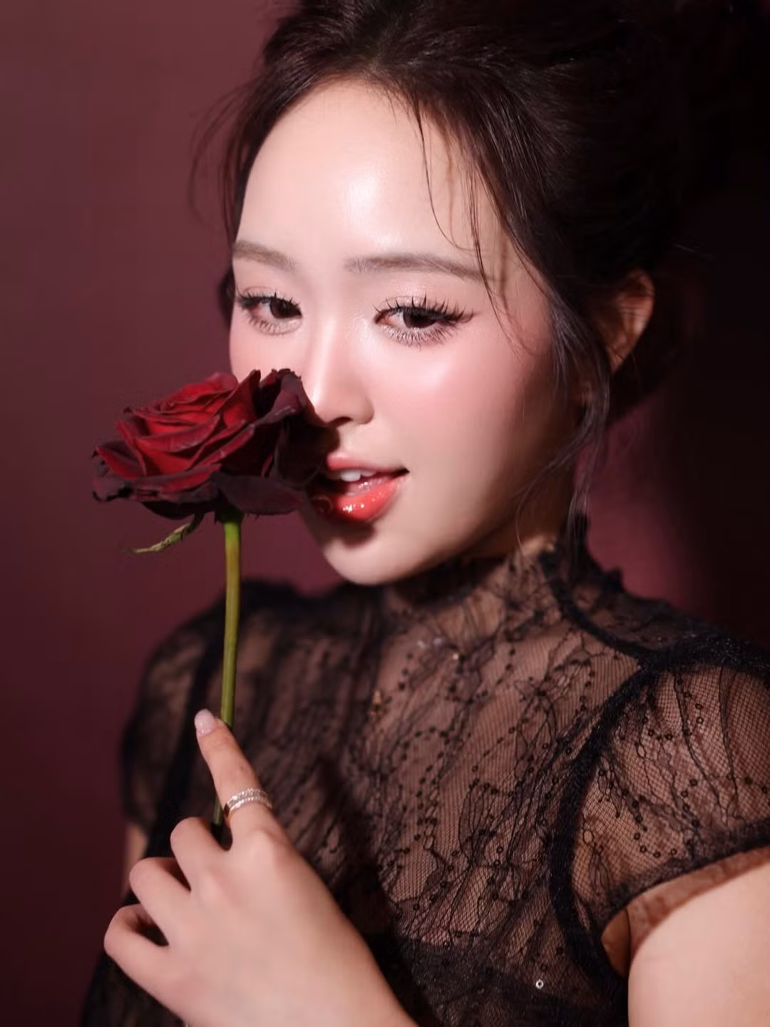 Xuất hiện tại buổi tiệc, Lê Phương Anh lựa chọn một chiếc đầm ren đen cổ cao đầy sang trọng. (Ảnh: IGNV)