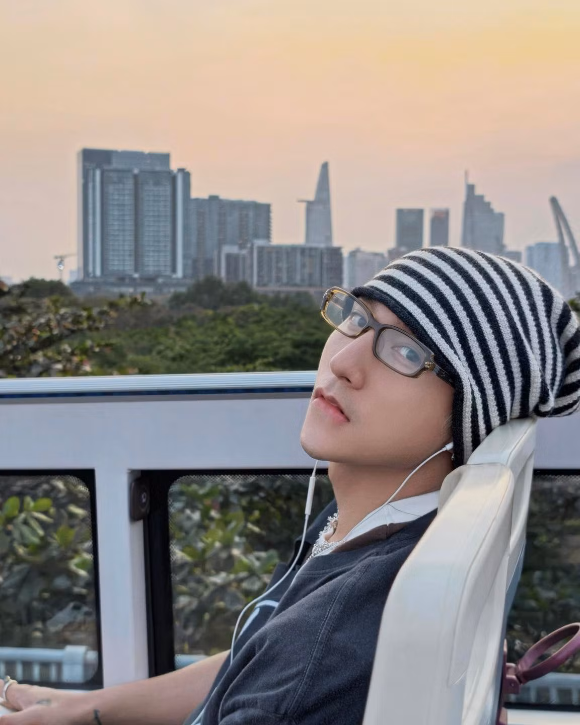 Trước đó, anh chàng từng tạo nên "cơn sốt" với những khoảnh khắc thực hiện lời hứa với fan. Tháng 4 vừa qua, sau đêm diễn mở màn mùa du lịch Hạ Long, Sơn Tùng M-TP đăng ảnh check-in trước mặt kính đen của Bảo tàng Quảng Ninh. Bức ảnh nhanh chóng gây sốt, khiến nơi này trở thành điểm đến được săn lùng. (Ảnh: Facebook M-TP)