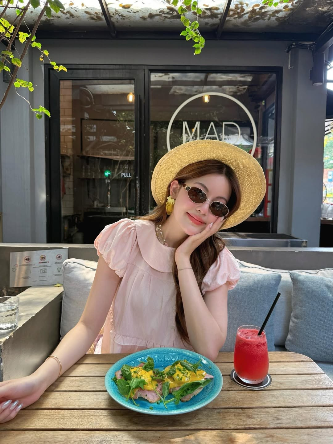 Mới đây, trên trang cá nhân của mình, "nàng thơ" Tăng Mỹ Hàn lại một lần nữa khiến cộng đồng mạng chao đảo khi đăng tải loạt khoảnh khắc rạng rỡ những ngày đầu năm. Kèm theo những khung hình lung linh, cô nàng không khỏi bày tỏ sự tiếc nuối khi kỳ nghỉ lễ qua nhanh với dòng trạng thái cực đáng yêu: "Tết ơi quay lại được hăm". (Ảnh: IGNV)