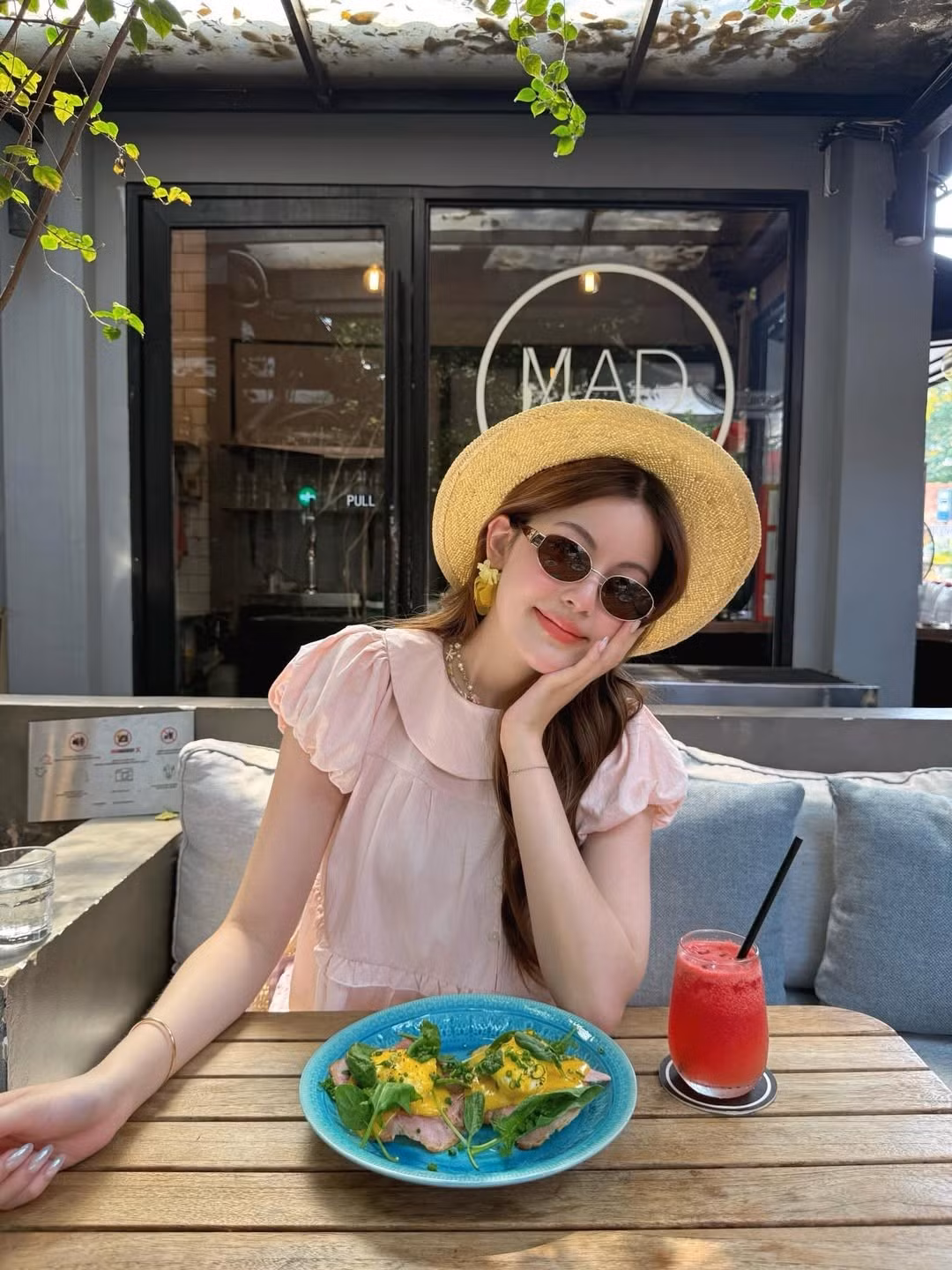 Mới đây, trên trang cá nhân của mình, "nàng thơ" Tăng Mỹ Hàn lại một lần nữa khiến cộng đồng mạng chao đảo khi đăng tải loạt khoảnh khắc rạng rỡ những ngày đầu năm. Kèm theo những khung hình lung linh, cô nàng không khỏi bày tỏ sự tiếc nuối khi kỳ nghỉ lễ qua nhanh với dòng trạng thái cực đáng yêu: "Tết ơi quay lại được hăm". (Ảnh: IGNV)