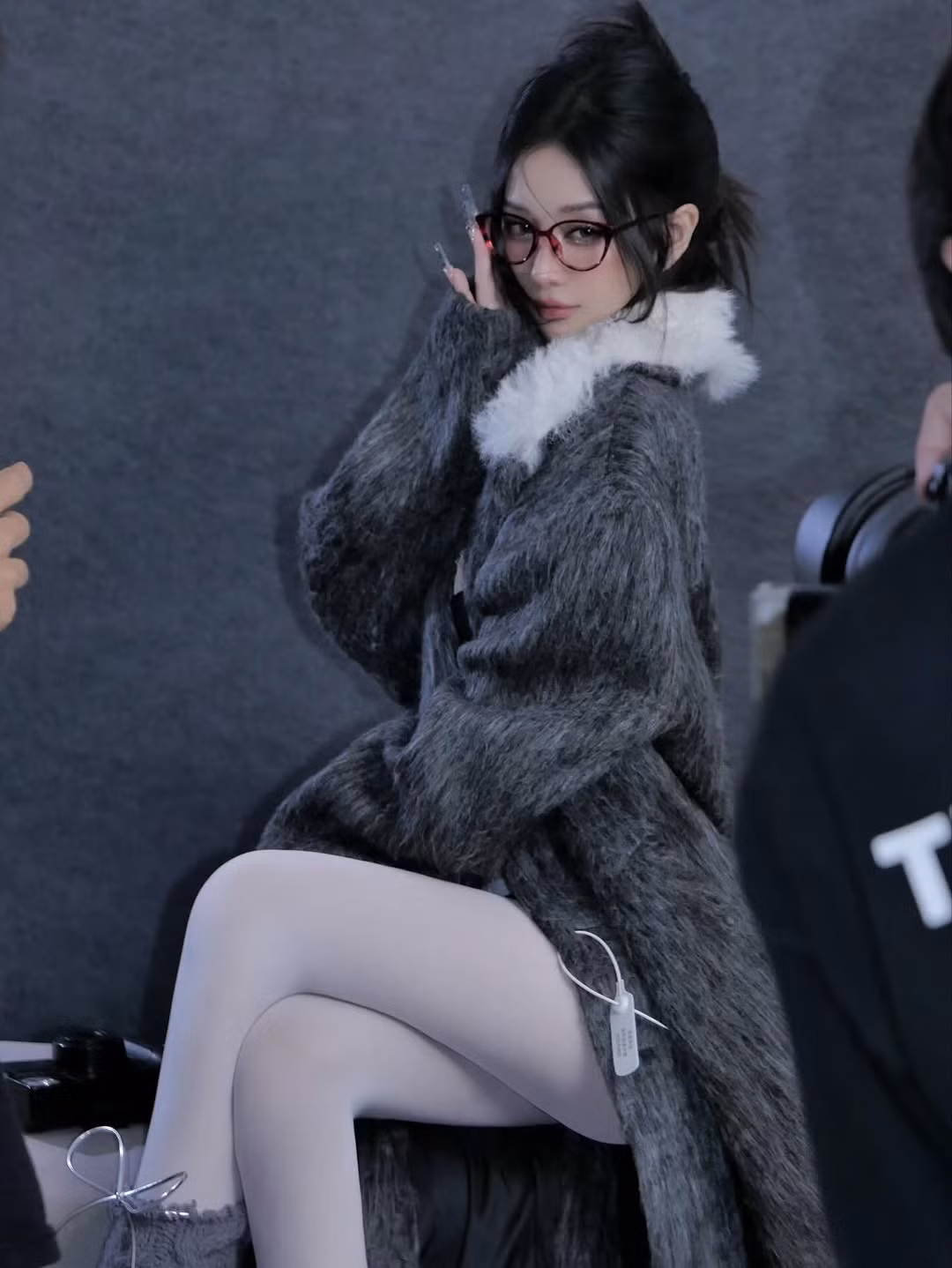 Với kiểu tóc búi cao hờ hững, cùng ánh mắt sắc lạnh, biểu cảm mơ màng, Jun Vũ đã thể hiện thần thái chuẩn mẫu ảnh chuyên nghiệp, khiến bức ảnh trở nên có chiều sâu và sức hút. (Ảnh: IGNV)