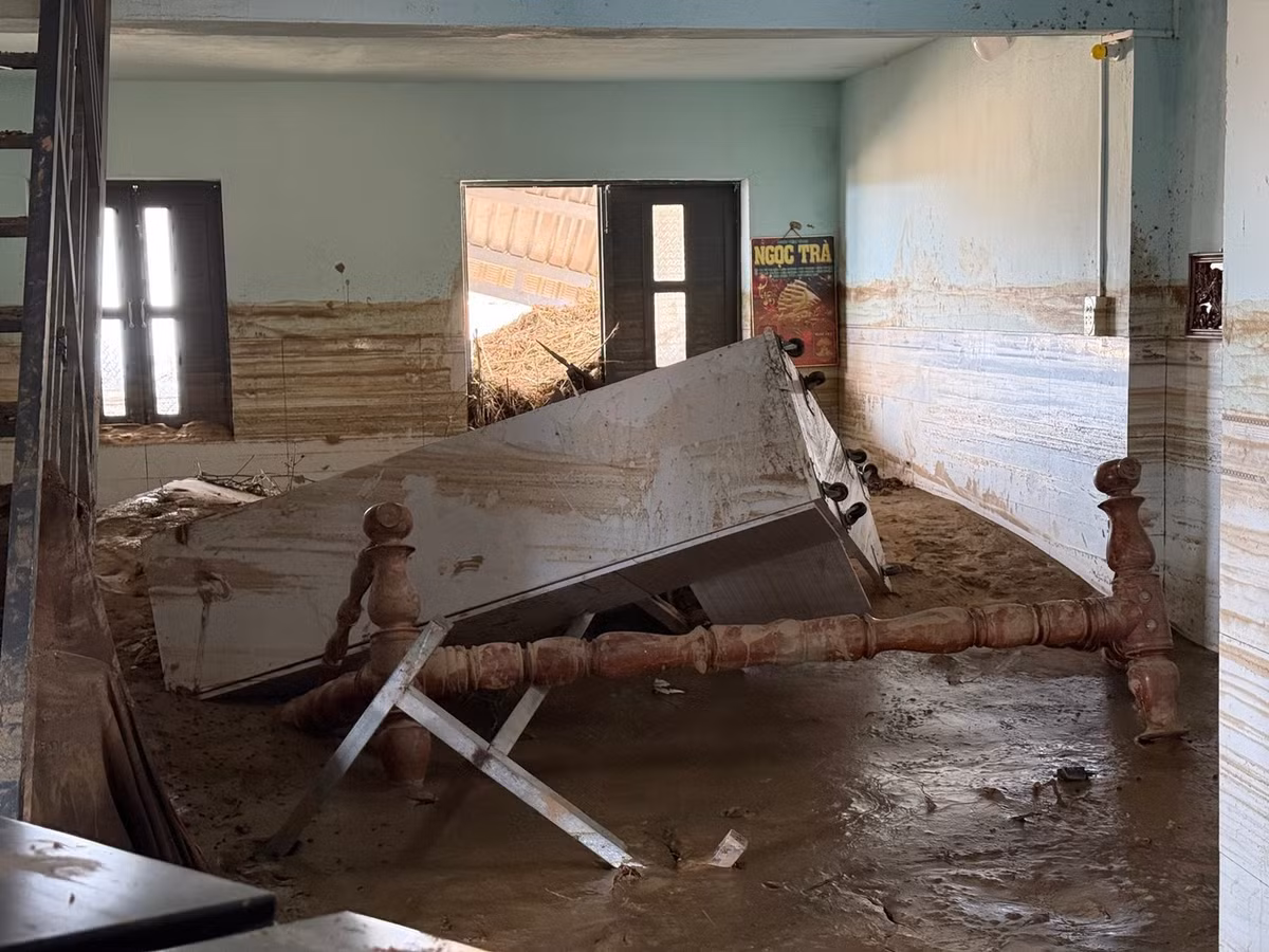 Lãnh đạo UBND xã Tuy Phong cho biết, tính đến 15h ngày 2/11, lũ quét đã làm 109 hộ dân bị thiệt hại về diện tích hoa màu, cây trồng, vật nuôi với diện tích đất bị ảnh hưởng khoảng trên 100ha và 1 người chết.