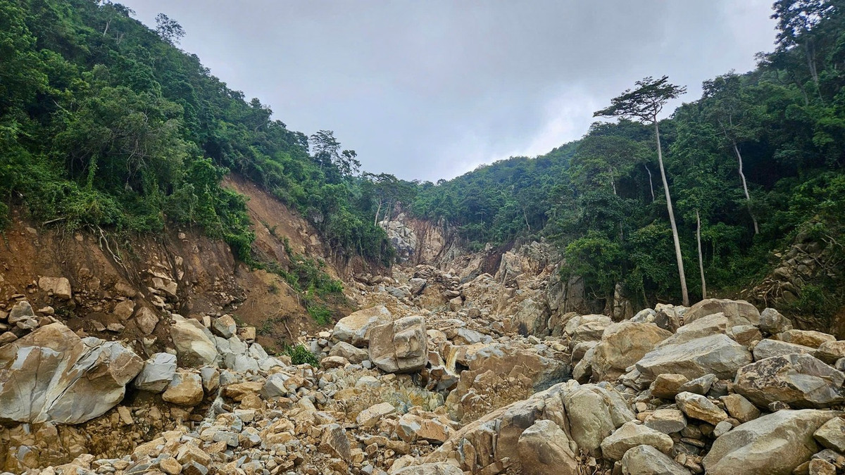 Hàng trăm ngàn khối đá bị nước cuốn xuống hạ nguồn.
