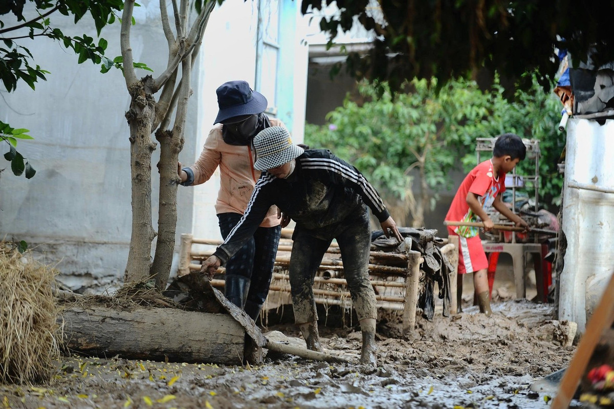 Đến chiều 3/11, người thôn 3 ở xã Tuy Phong vẫn tất bật dọn nhà sau lũ.