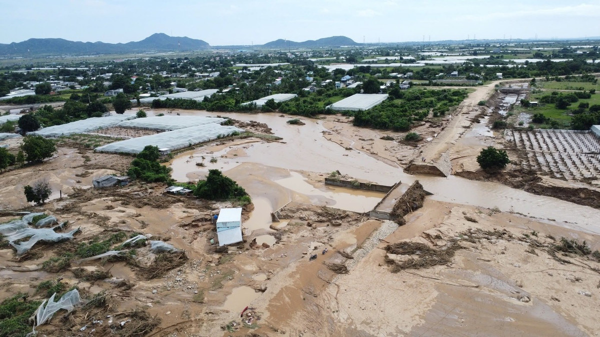 Dòng nước cuồn cuộn đổ về san phẳng làng mạc, khu đất sản xuất của người dân.