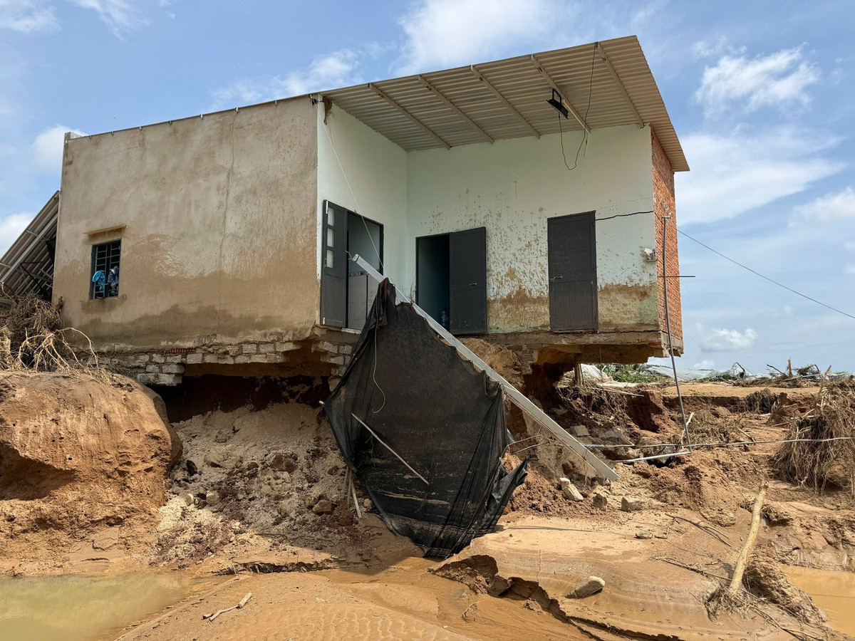 Căn nhà của một hộ dân chơi vơi sau trận lũ quét đêm 1/11.