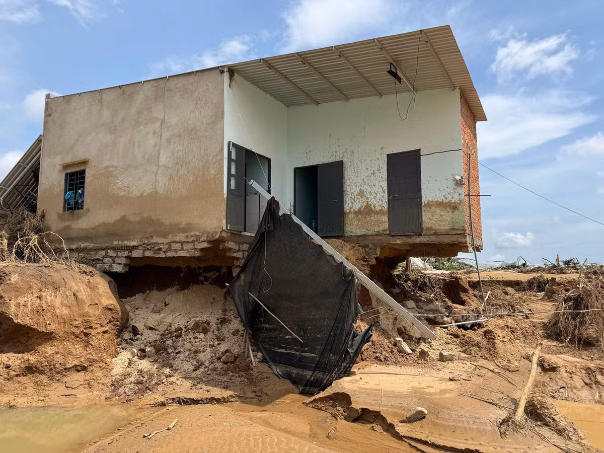 Căn nhà của một hộ dân chơi vơi sau trận lũ quét đêm 1/11.