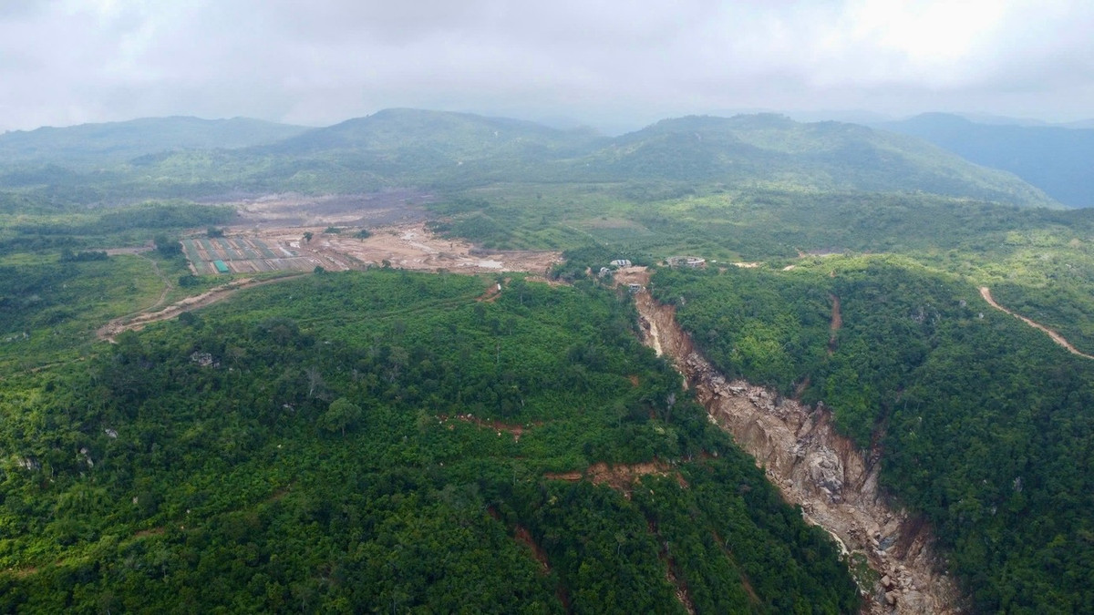 Cụ thể, có 2 hồ chứa nước của dự án bị vỡ vách ngăn, tạo ra lượng nước lớn đổ ập xuống hạ lưu.