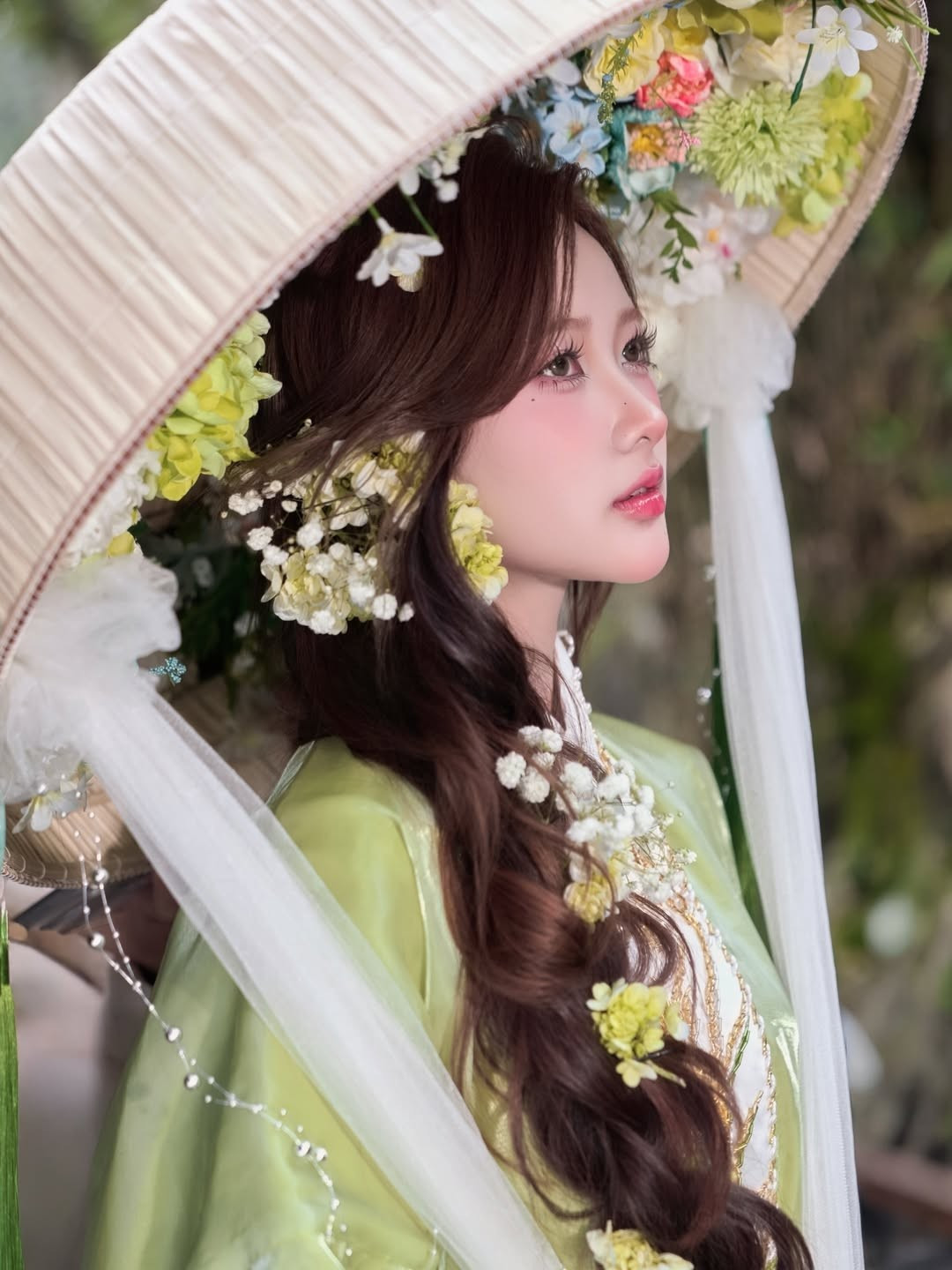 Trong bộ ảnh mới nhất, Nguyễn Diệu Linh lựa chọn bộ Việt phục mang sắc xanh cốm dịu mát - màu sắc gợi nhớ đến hương vị mùa thu Hà Nội. Bộ trang phục được thiết kế tỉ mỉ với phần áo ngũ thân cách điệu, kết hợp cùng các chi tiết thêu tay phượng múa, hoa sen đầy tinh xảo. (Ảnh: IGNV)