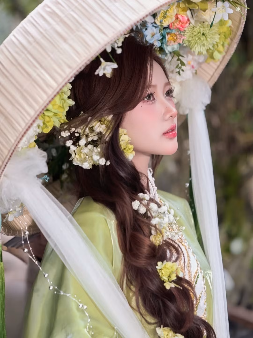 Trong bộ ảnh mới nhất, Nguyễn Diệu Linh lựa chọn bộ Việt phục mang sắc xanh cốm dịu mát - màu sắc gợi nhớ đến hương vị mùa thu Hà Nội. Bộ trang phục được thiết kế tỉ mỉ với phần áo ngũ thân cách điệu, kết hợp cùng các chi tiết thêu tay phượng múa, hoa sen đầy tinh xảo. (Ảnh: IGNV)