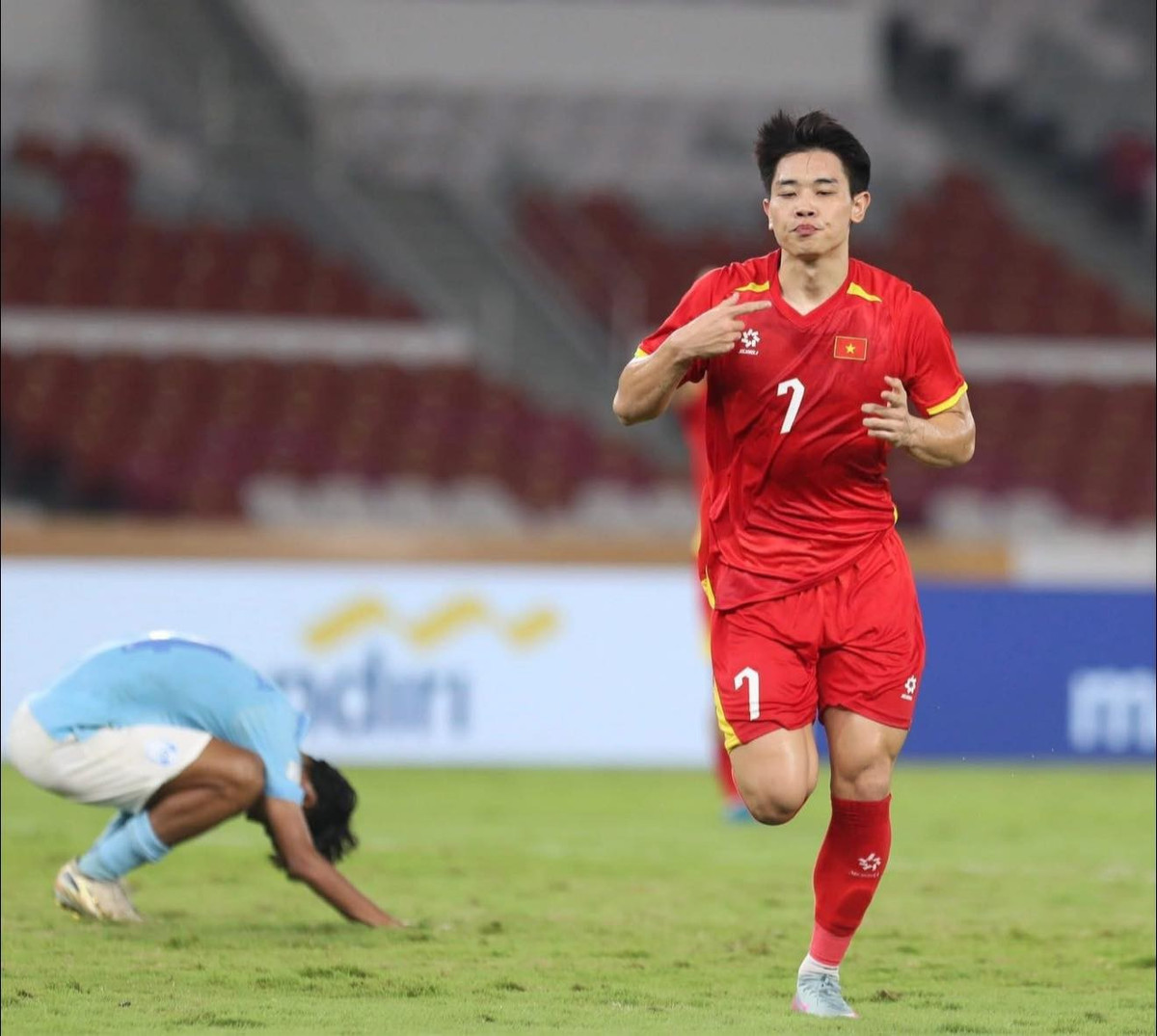 Nam cầu thủ hiện thuộc biên chế CLB Công an Hà Nội và thi đấu cho đội tuyển Việt Nam ở vị trí tiền đạo. Trước đó, anh trưởng thành từ lò đào tạo Sông Lam Nghệ An và có thời gian nghỉ tập, quay lại học văn hóa do vấn đề thể lực.