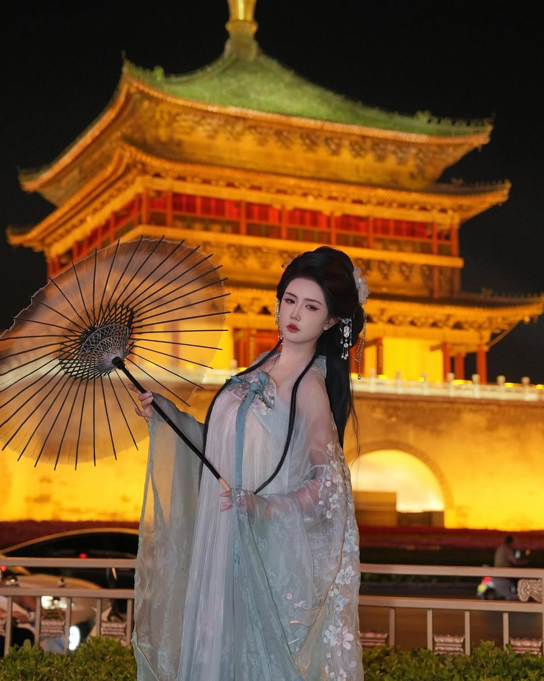 Bên cạnh đó, hot girl này nhiều lần khiến fan xuýt xoa với các màn cosplay độc đáo, đặc biệt là tạo hình cổ trang được nhận xét vô cùng phù hợp với thần thái và khí chất của cô nàng.