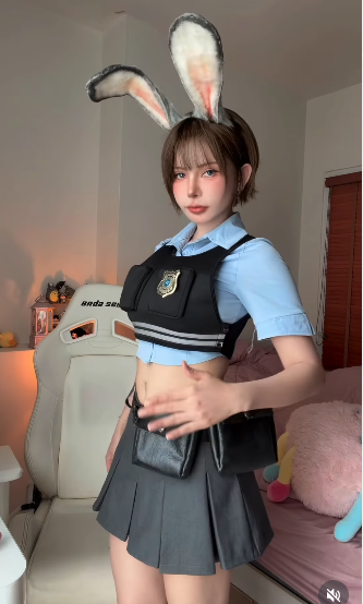 Không thể thiếu cặp tai thỏ lớn đặc trưng, cùng với găng tay cụt ngón và những chi tiết bảo hộ ở chân, tạo cảm giác mạnh mẽ và đúng chất một nhân vật hành động. (Ảnh: IGNV)