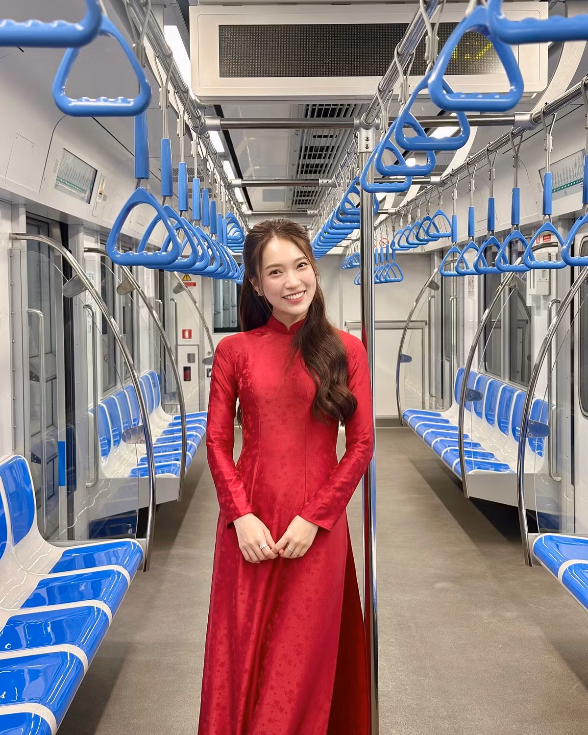 Khánh Vy là cái tên quen thuộc với khán giả trẻ Việt Nam, đặc biệt là những ai yêu thích học ngoại ngữ. Cô từng nổi tiếng trên mạng xã hội với biệt danh "hot girl 7 thứ tiếng" và sau đó khẳng định mình trong vai trò MC của nhiều chương trình truyền hình lớn.