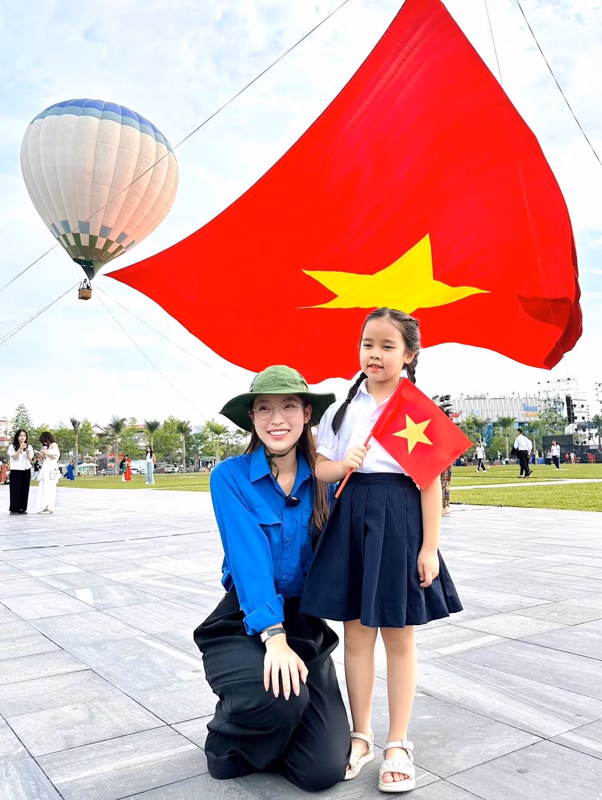 Sáng 19/5, tỉnh Nghệ An tổ chức Lễ chào cờ và bay đại kỳ Tổ quốc tại Quảng trường Hồ Chí Minh (TP. Vinh). Có mặt tại buổi lễ này, Khánh Vy xúc động chia sẻ trên trang cá nhân khoảnh khắc chụp ảnh cùng lá đại kỳ Tổ quốc rộng 2.025m2 từ từ được kéo lên cao giữa nền trời xanh biếc trong tiếng nhạc, tung bay mạnh mẽ trong gió.