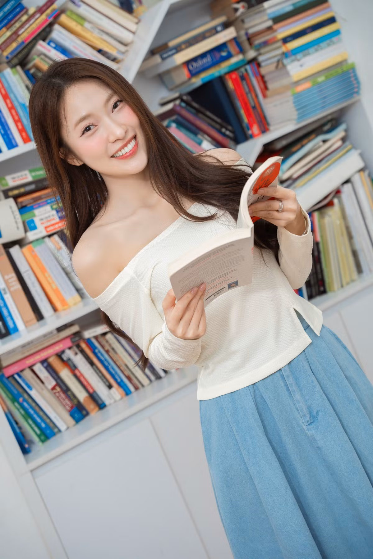 Năm 2023, cô được vinh danh trong danh sách Forbes Under 30 Vietnam, khẳng định tầm ảnh hưởng trong lĩnh vực truyền thông và giáo dục.