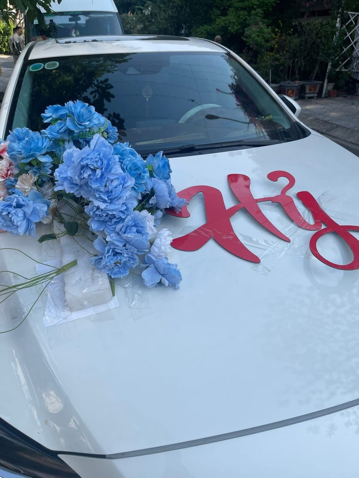 Các bông hoa hồng, hoa đồng tiền được cắm thưa thớt, thậm chí có dấu hiệu dập nát, thiếu sức sống, không hề xứng tầm với mức giá chục triệu đồng.