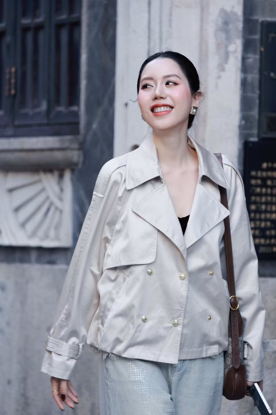 Các nhiếp ảnh gia đã bắt được những khoảnh khắc rất tự nhiên, từ tạo dáng bên ban công, tương tác với túi đồ uống cho đến những bức ảnh candid (chụp lén) chất lượng cao khi cô bước đi trên phố. (Ảnh: FBNV)