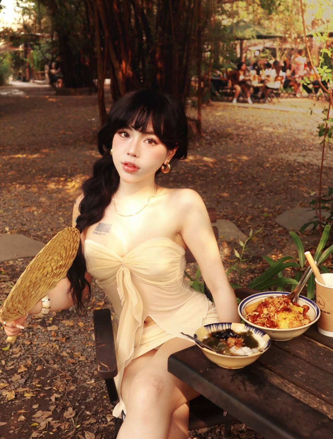 Ngay sau khi đăng tải, bộ ảnh đã nhận được "mưa" lời khen từ người hâm mộ: "Đúng chuẩn búp bê sống, diện màu kem xinh xỉu!", "đẹp quá chị ơi". (Ảnh: IGNV)