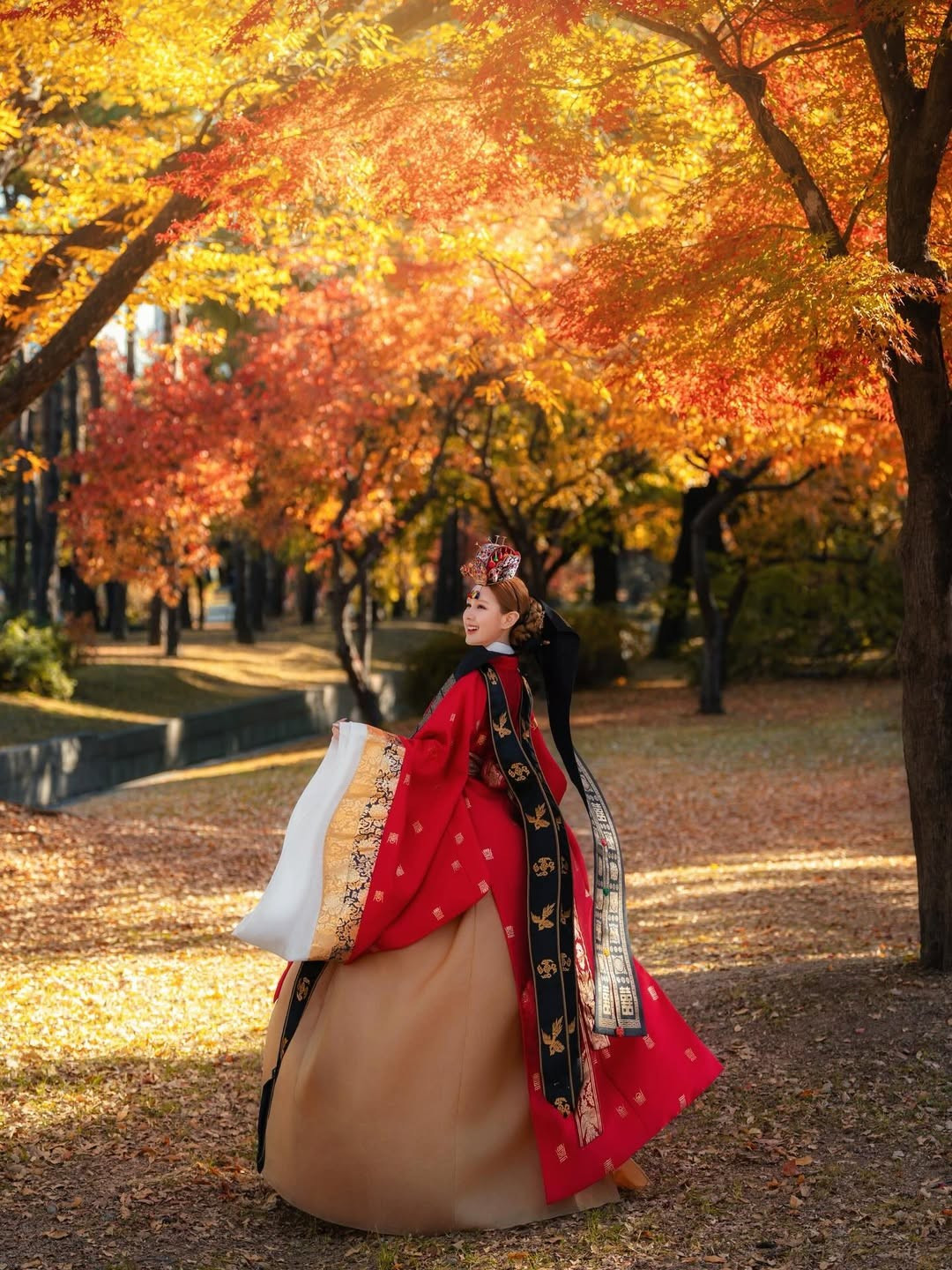 Nổi bật nhất là những bức ảnh chụp dưới tán cây phong đang độ chuyển màu vàng, cam, đỏ rực rỡ. Khung cảnh lá thu lãng mạn này tạo nên phông nền hoàn hảo, làm nổi bật vẻ đẹp của Xoài Non và bộ Hanbok truyền thống. (Ảnh: IGNV)