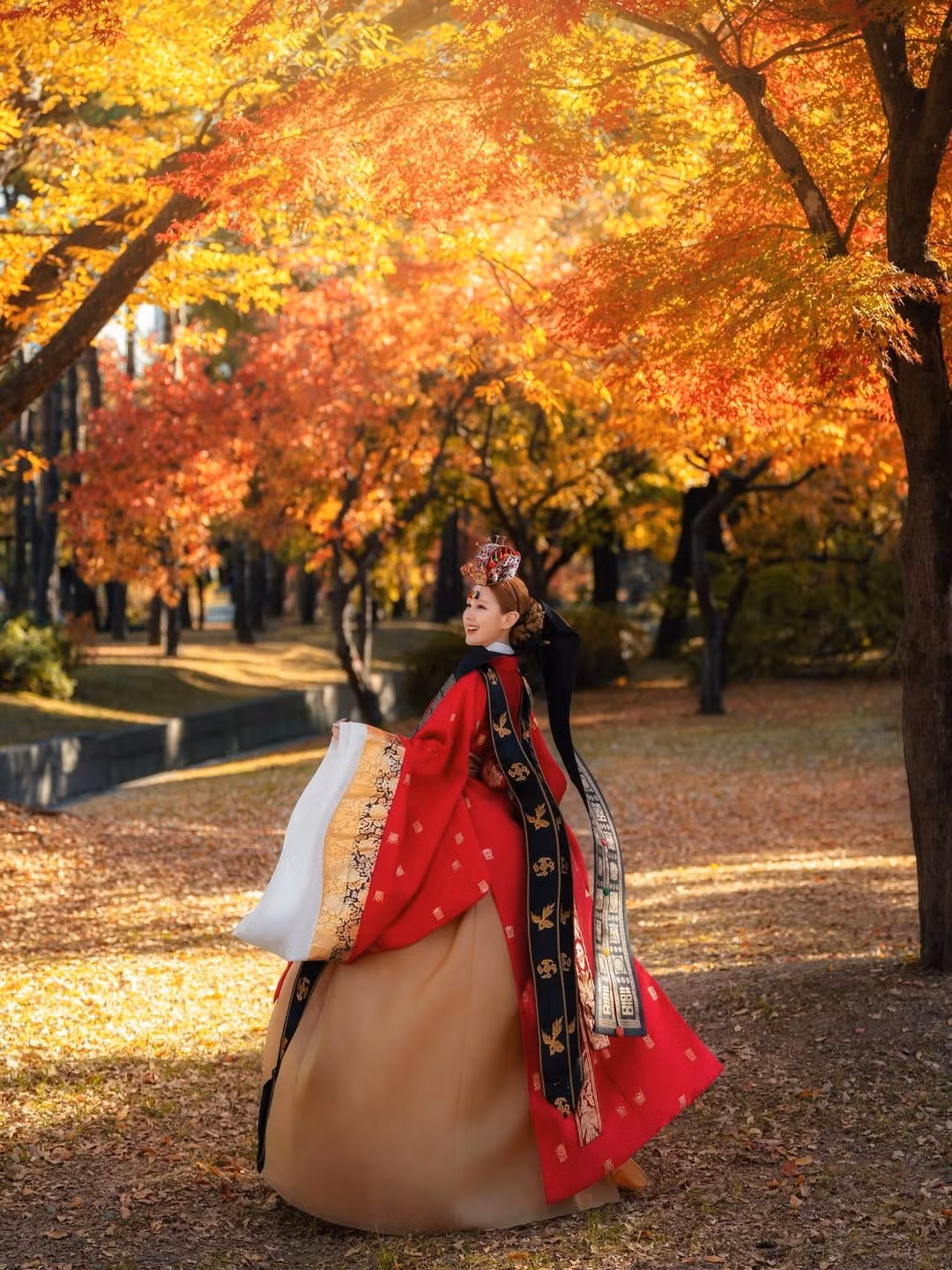 Nổi bật nhất là những bức ảnh chụp dưới tán cây phong đang độ chuyển màu vàng, cam, đỏ rực rỡ. Khung cảnh lá thu lãng mạn này tạo nên phông nền hoàn hảo, làm nổi bật vẻ đẹp của Xoài Non và bộ Hanbok truyền thống. (Ảnh: IGNV)
