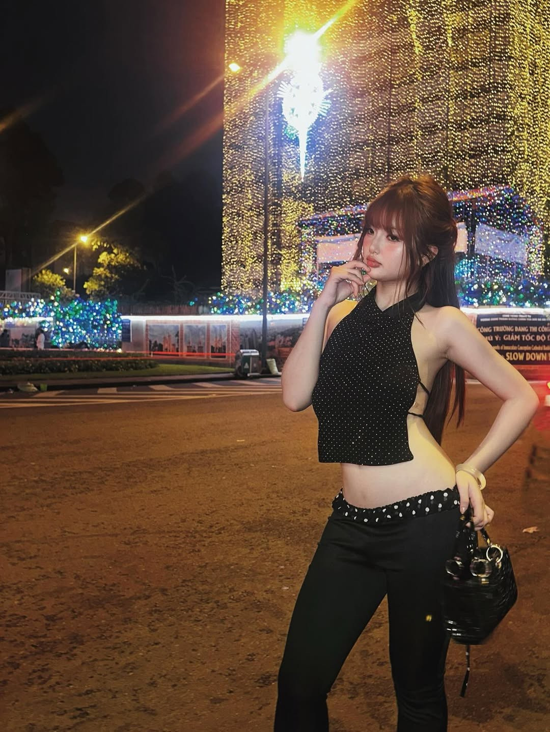 Tuy nhiên cũng có không ít bình luận tiêu cực dưới những bức ảnh, một số cư dân mạng cho rằng ranh giới giữa gợi cảm và phản cảm khá mong manh, việc ăn mặc quá phóng khoáng và táo bạo như vậy đến nơi công cộng chưa thực sự phù hợp. (Ảnh: IG @baonane)