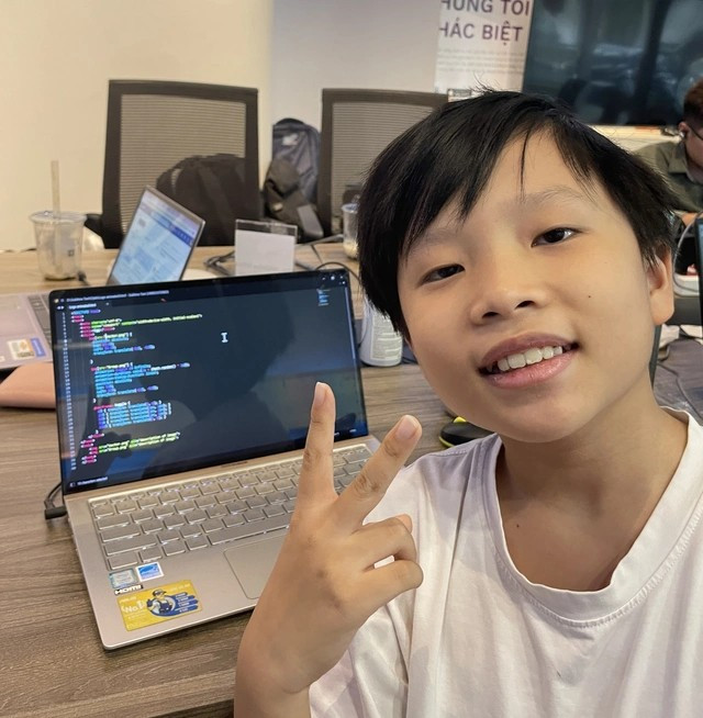 Ngoài khả năng lập trình xuất sắc, Nam Long còn sở hữu trình độ ngoại ngữ đáng nể. Từ khi còn bé, gia đình đã cho cậu tiếp xúc với tiếng Anh như một phần tự nhiên trong cuộc sống. Long đọc truyện, xem video, chơi game, trò chuyện với bố bằng tiếng Anh mỗi ngày. Cậu bé sở hữu IELTS 8.0.