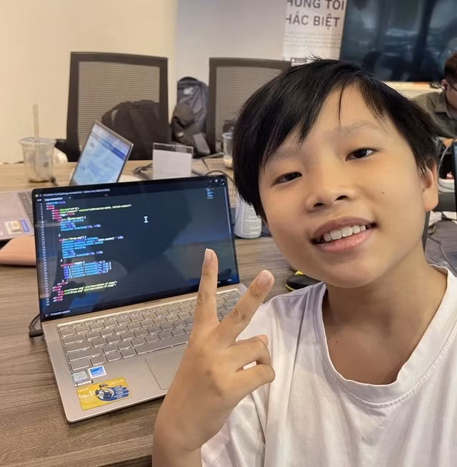 Ngoài khả năng lập trình xuất sắc, Nam Long còn sở hữu trình độ ngoại ngữ đáng nể. Từ khi còn bé, gia đình đã cho cậu tiếp xúc với tiếng Anh như một phần tự nhiên trong cuộc sống. Long đọc truyện, xem video, chơi game, trò chuyện với bố bằng tiếng Anh mỗi ngày. Cậu bé sở hữu IELTS 8.0.