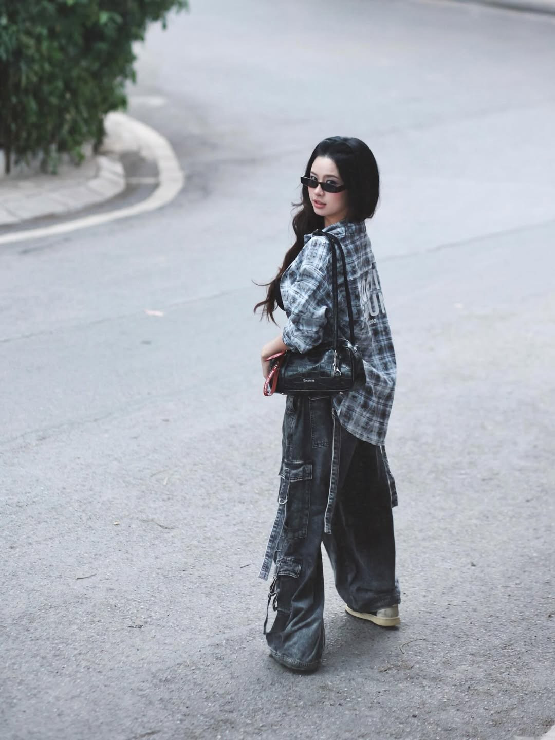 Cận cảnh gương mặt của mỹ nhân sinh năm 1999 vẫn giữ được những đường nét thanh tú, ngọt ngào kết hợp cùng layout makeup tông hồng đào trẻ trung. (Ảnh: IGNV)