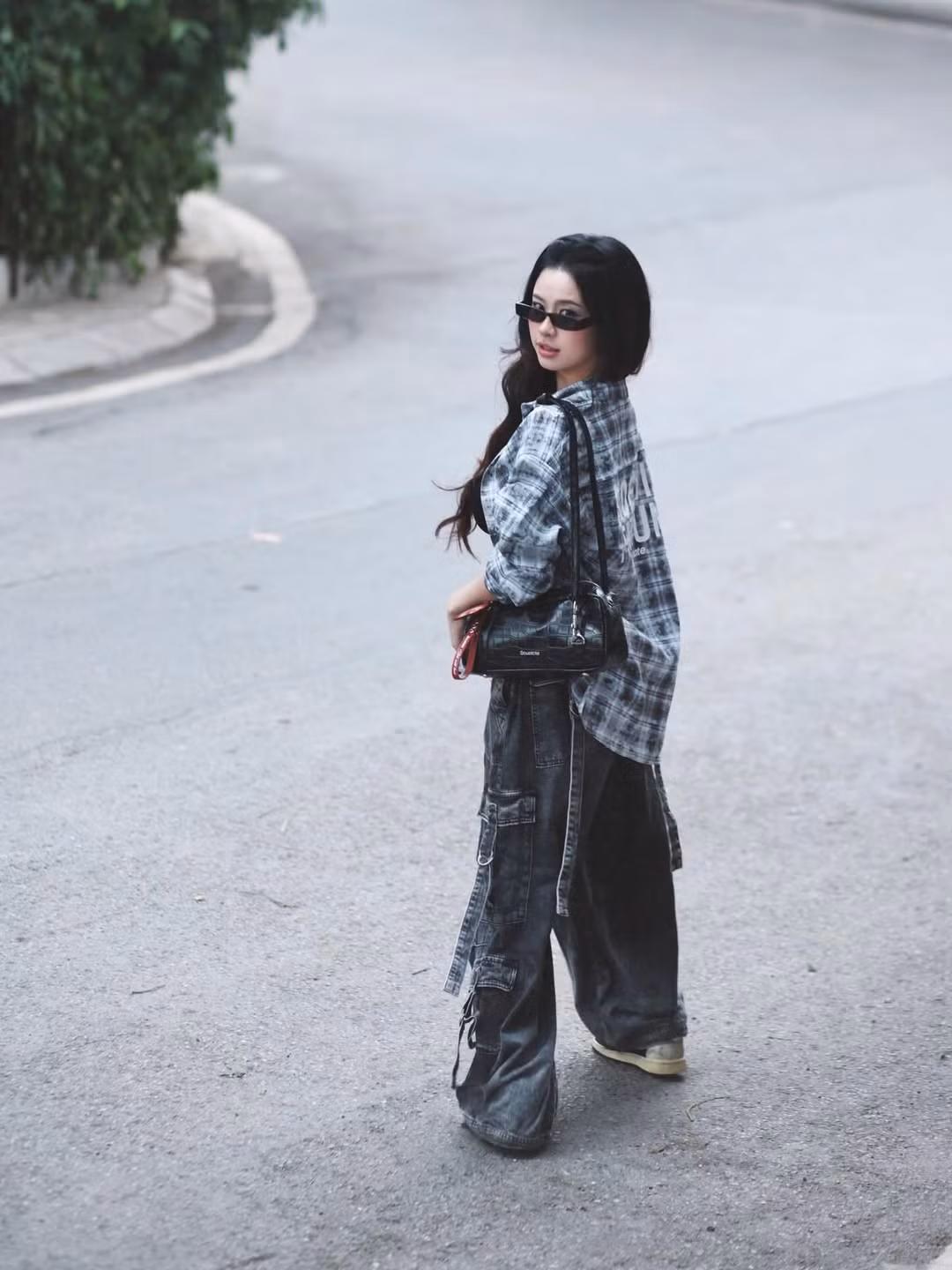 Cận cảnh gương mặt của mỹ nhân sinh năm 1999 vẫn giữ được những đường nét thanh tú, ngọt ngào kết hợp cùng layout makeup tông hồng đào trẻ trung. (Ảnh: IGNV)