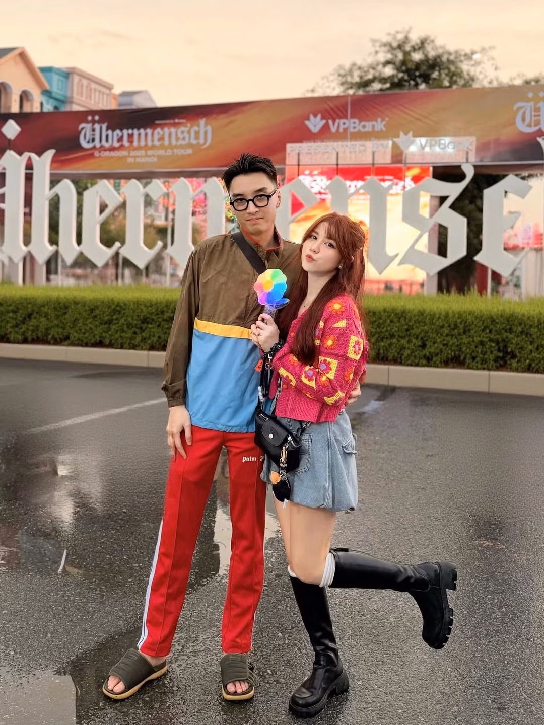 Nổi bật với visual ngọt ngào, cô nàng hot girl đời đầu An Japan chọn trang phục ấm áp nhưng vẫn cá tính với áo croptop trắng cùng chiếc cardigan len móc màu hồng rực rỡ và chân váy denim.