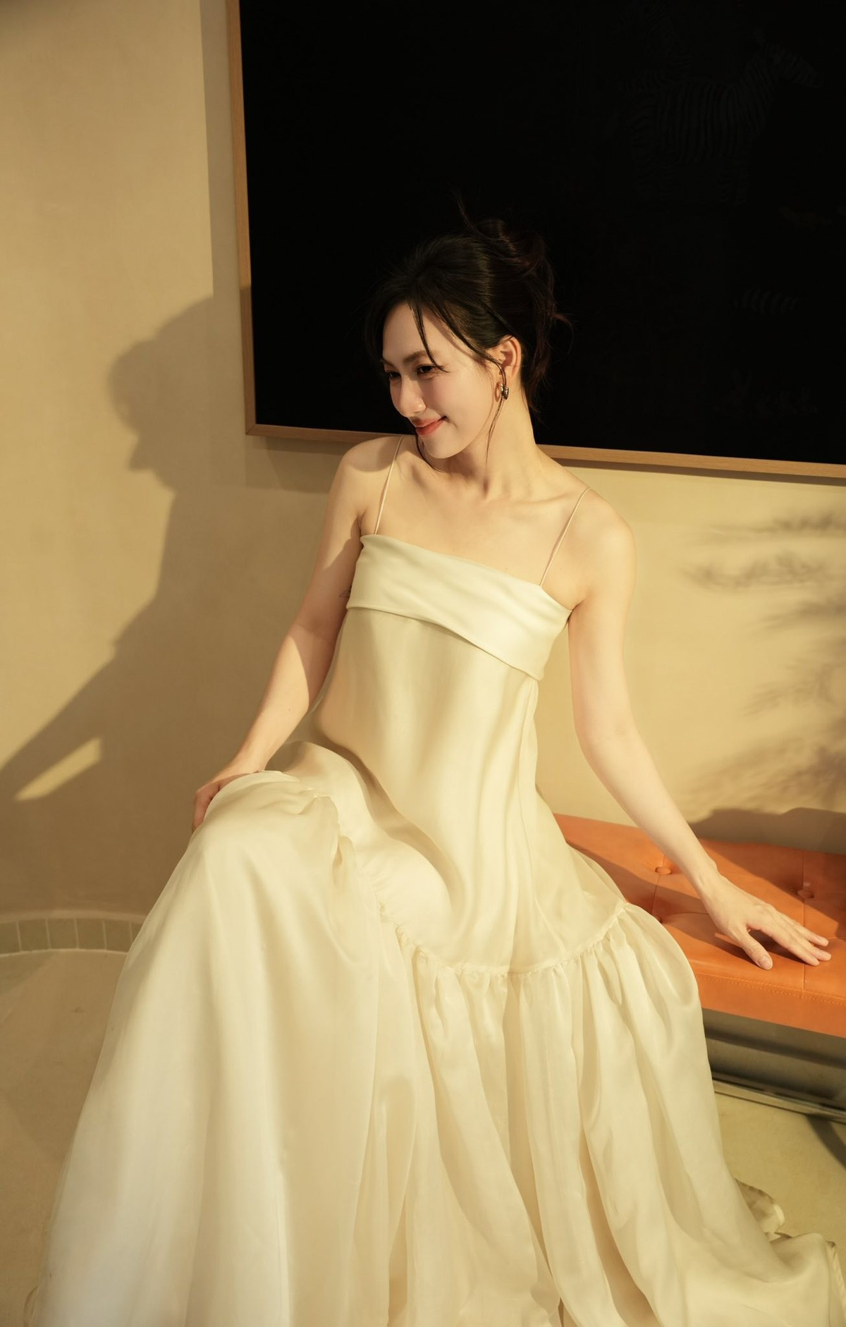 Từng chia sẻ với Báo Dân Trí, Phương Anh Đào bày tỏ cô chưa bao giờ thấy ngại hay xấu hổ về công việc mưu sinh này của cha mẹ, bởi cô lớn lên nhờ gánh xôi ấy. (Ảnh: FBNV)