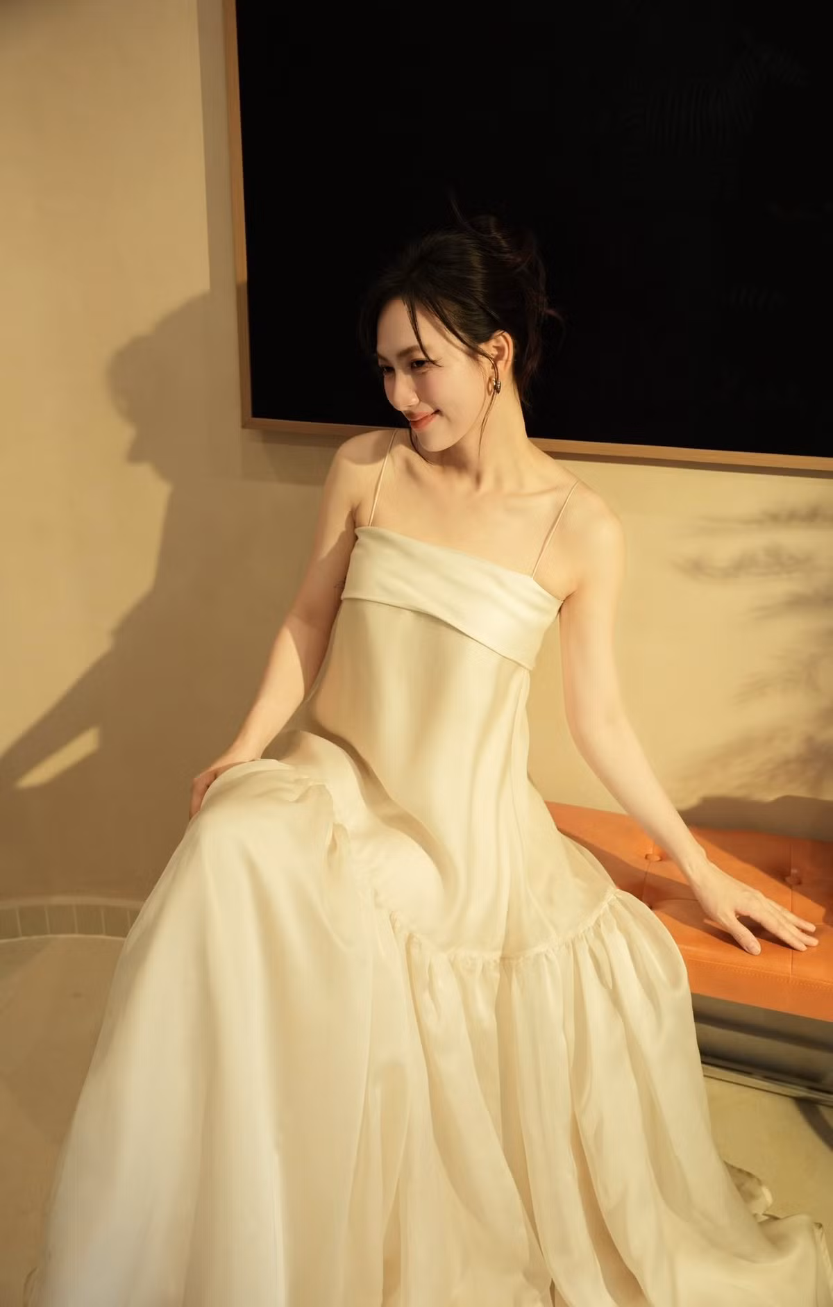 Từng chia sẻ với Báo Dân Trí, Phương Anh Đào bày tỏ cô chưa bao giờ thấy ngại hay xấu hổ về công việc mưu sinh này của cha mẹ, bởi cô lớn lên nhờ gánh xôi ấy. (Ảnh: FBNV)