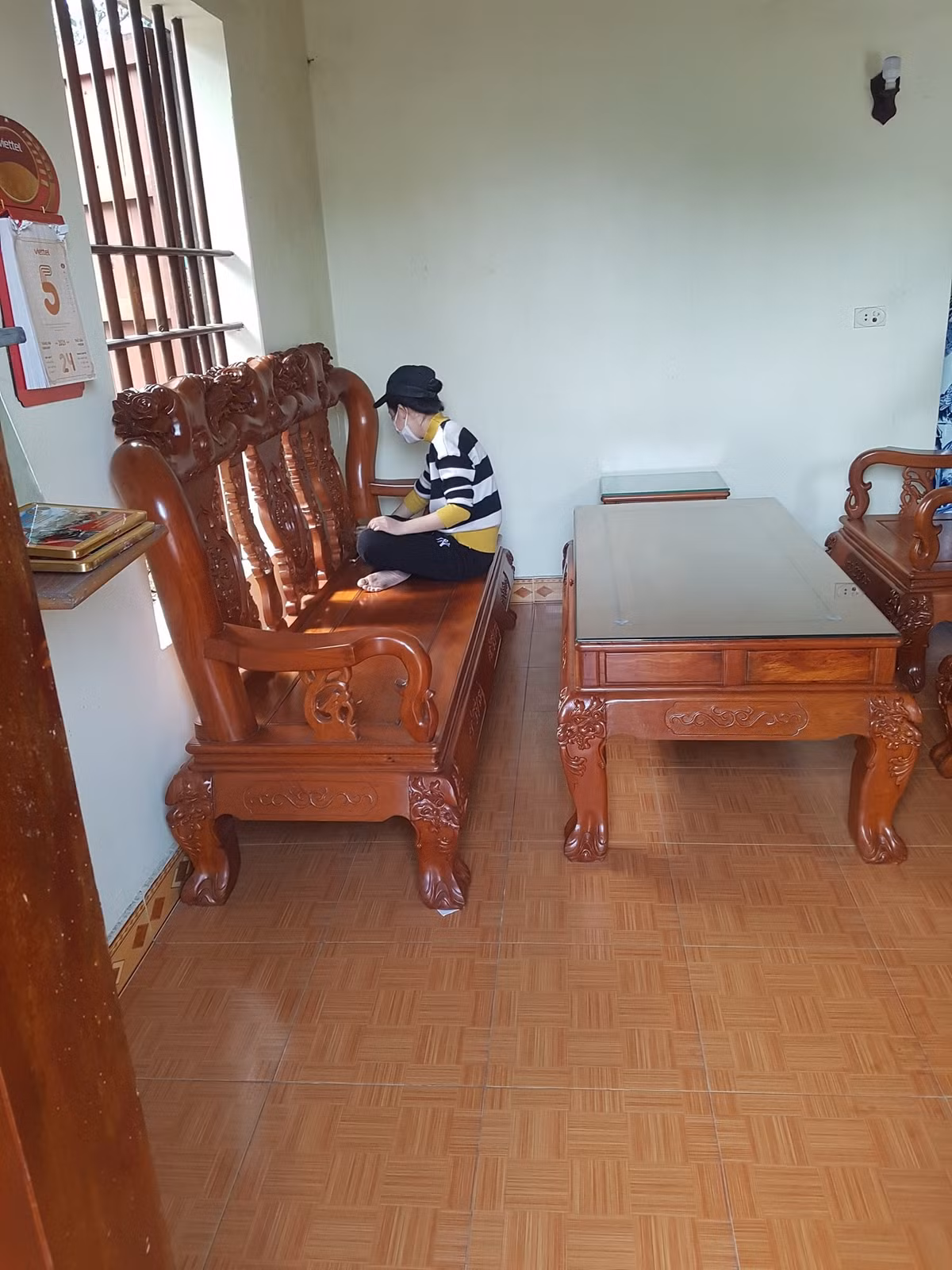 Nhiều bạn trẻ chia sẻ: "Nhìn bộ ghế mà muốn tiền đình. Lau xong 1 cái ghế là thấy hết nửa cái Tết, lau xong cả bộ là đến giao thừa luôn".