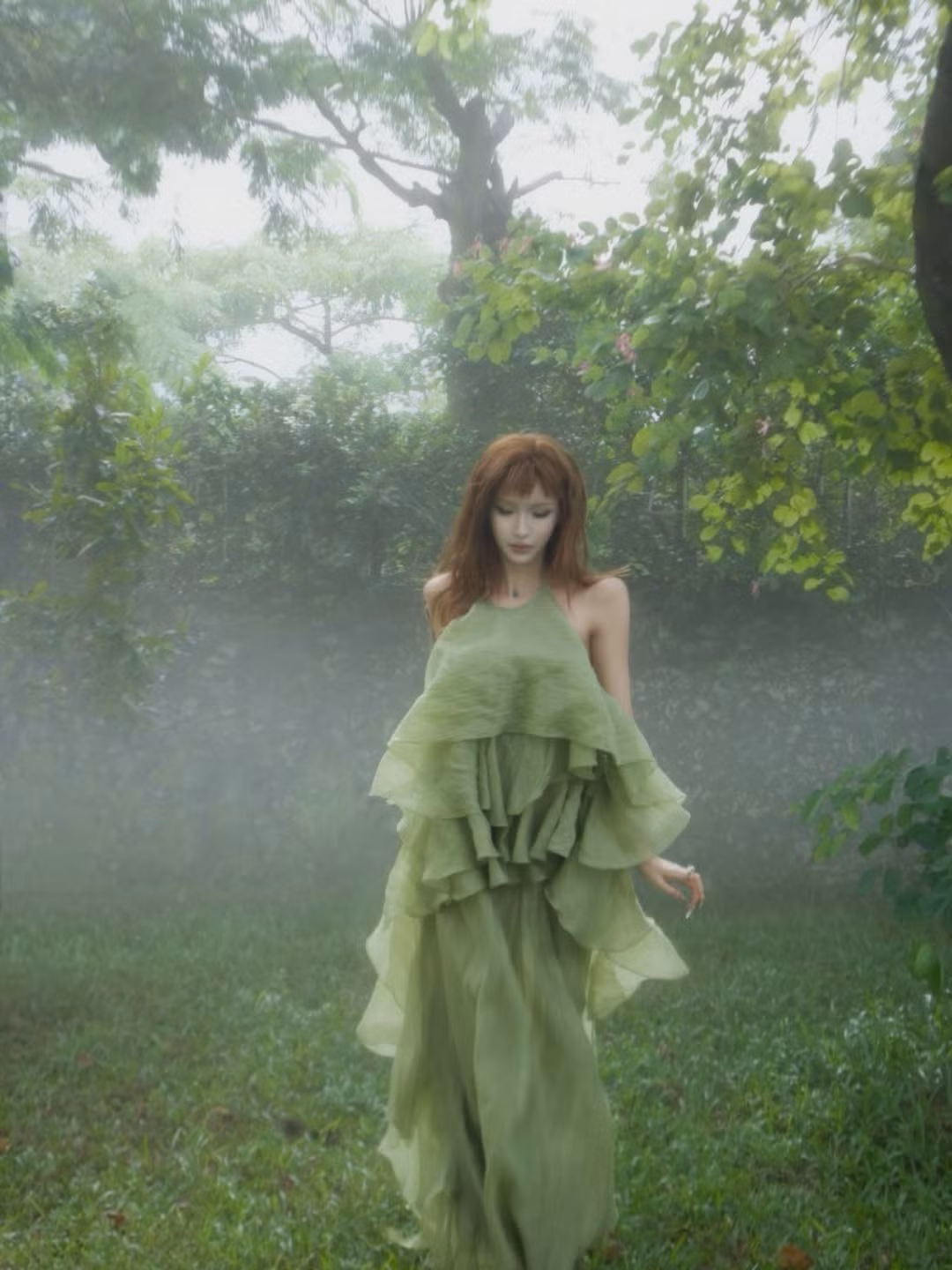 Trong loạt ảnh này, Lâm Minh chọn một chiếc đầm maxi màu xanh lá pastel với chất liệu voan mỏng, xếp ly bồng bềnh và thiết kế hở lưng táo bạo. (Ảnh: IGNV)