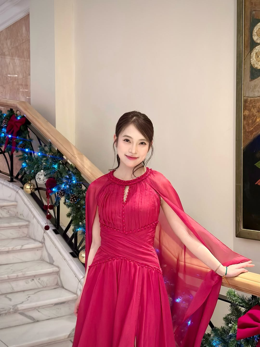 Hòa cùng không khí đêm Giáng sinh, MC Khánh Vy đã "tặng quà" đặc biệt cho người hâm mộ với một bộ ảnh đầy ấn tượng. Trong sắc hồng đỏ đằm thắm và rực rỡ, nữ MC sinh năm 1999 khoe trọn nhan sắc ngày càng thăng hạng và thần thái cuốn hút. (Ảnh: IGNV)