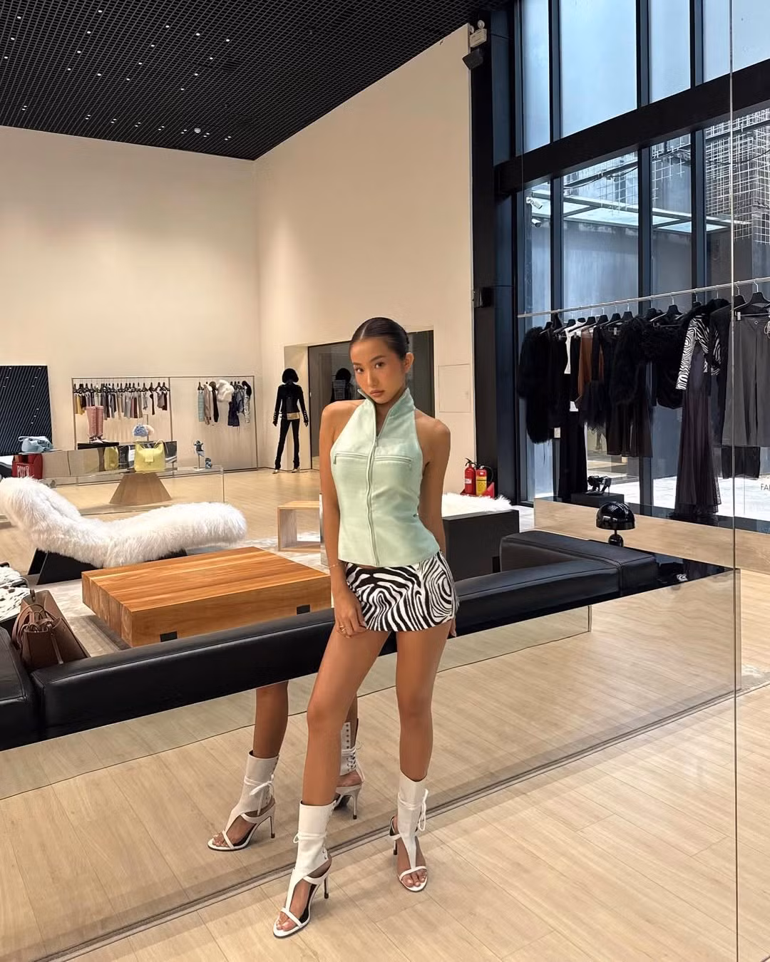 Chiếc túi xách da trắng dáng nơ cỡ lớn không chỉ là phụ kiện thời trang mà còn thể hiện cá tính mạnh mẽ của cô nàng.