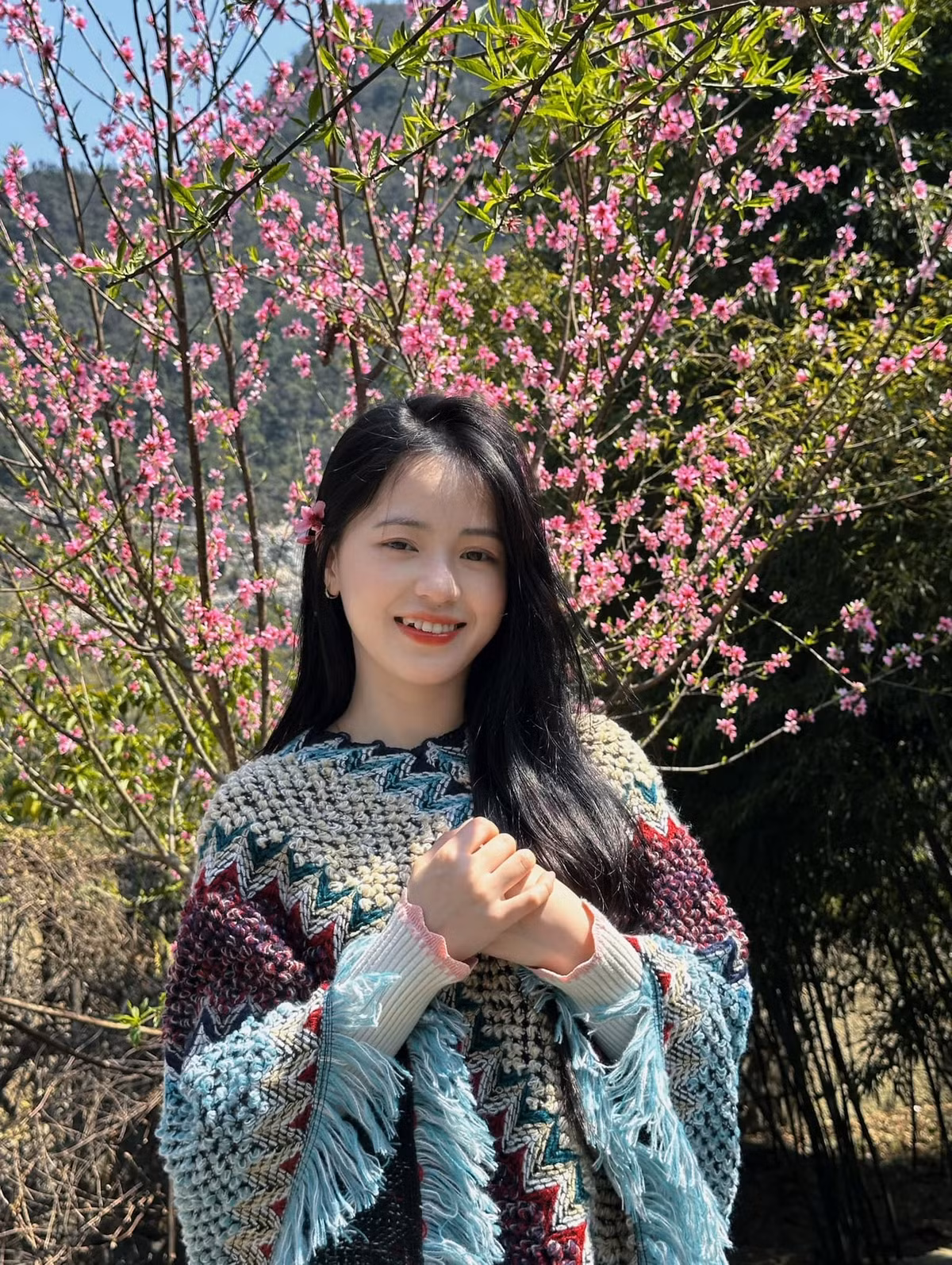 Bên cạnh đó, Vàng Thị Sinh đã có ít nhiều sự thay đổi so với trước đây. "Em gái bán lê" ngày nào có phần điềm tĩnh hơn, trưởng thành hơn.