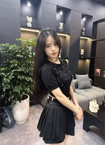 Ngoài những bộ ảnh với trang phục dân tộc, cô bạn có gu thời trang khá đa dạng, lúc điệu đà và nữ tính, khi lại năng động và hiện đại.