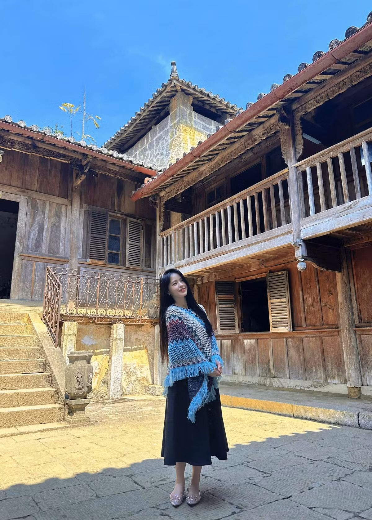 Gương mặt dễ thương, làn da hồng hào đáng yêu, đôi mắt biết cười và khoé miệng xinh xinh khiến người khác khó lòng rời mắt.