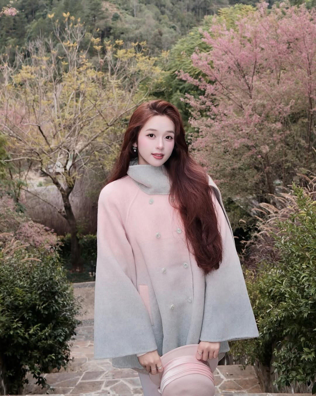 Mỗi độ tháng 1 về, khi sắc hồng của hoa mai anh đào nhuộm thắm những triền đồi từ Sapa, Đà Lạt cho đến Măng Đen, giới trẻ lại nô nức lên đường để lưu giữ những khoảnh khắc thanh xuân. Không nằm ngoài đường đua, cô nàng hot girl Karty Chang (Nguyễn Thị Thảo Trang) đã nhanh chóng cập nhật những hình ảnh mới nhất giữa rừng hoa rực rỡ, tạo nên một "cơn bão" lời khen trên mạng xã hội. (Ảnh: FBNV)