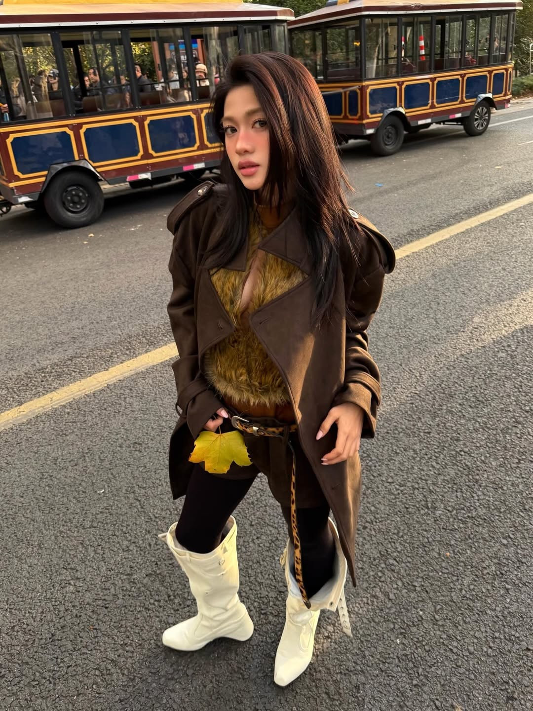 Hoàn thiện set đồ là quần ôm màu tối, một chiếc thắt lưng da họa tiết da báo đầy cá tính. Đặc biệt, Bảo Ngọc còn đi đôi bốt cao cổ màu trắng, tạo sự tương phản màu sắc ấn tượng và tăng thêm vẻ sành điệu. (Ảnh: IGNV)