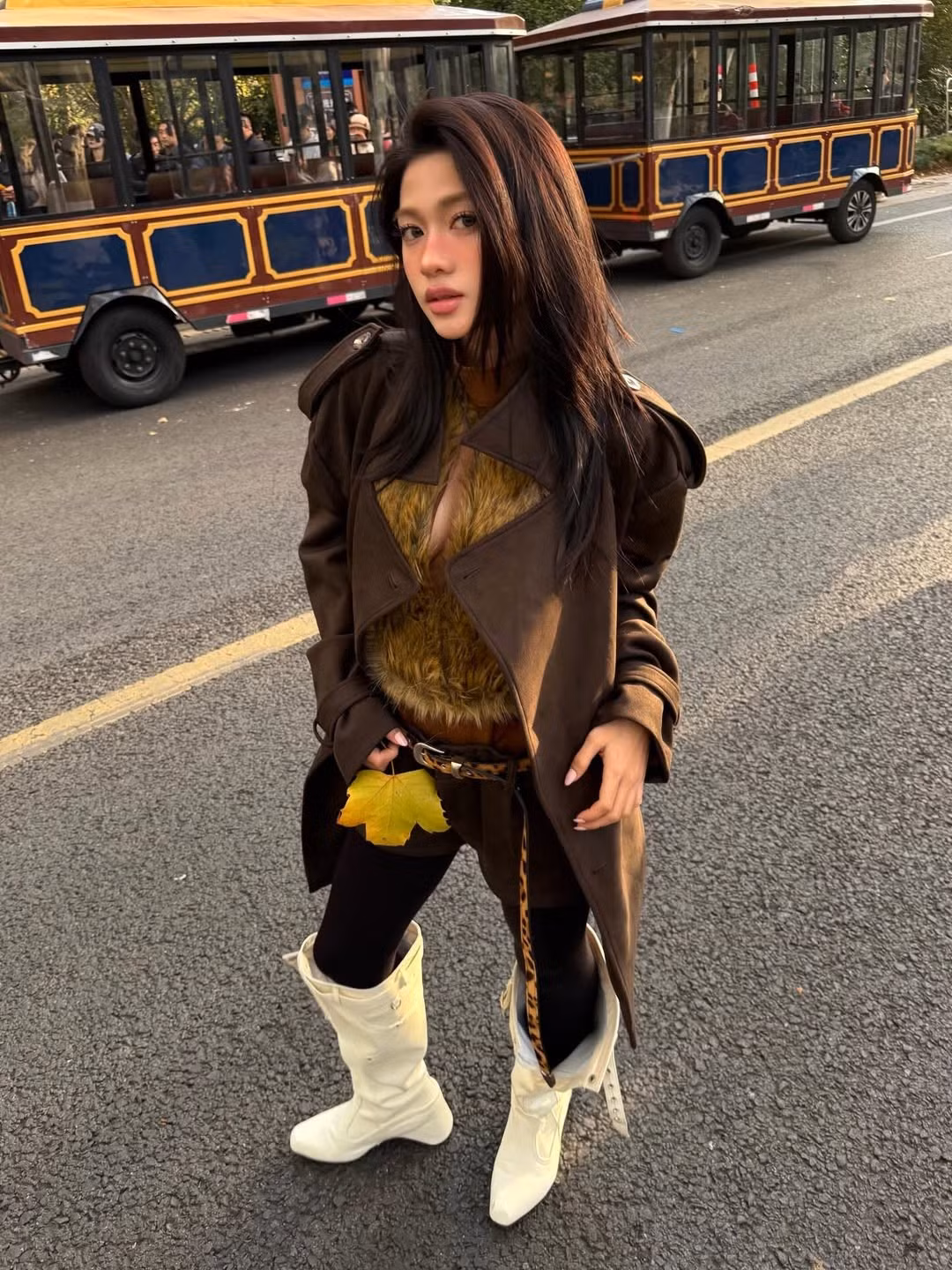 Hoàn thiện set đồ là quần ôm màu tối, một chiếc thắt lưng da họa tiết da báo đầy cá tính. Đặc biệt, Bảo Ngọc còn đi đôi bốt cao cổ màu trắng, tạo sự tương phản màu sắc ấn tượng và tăng thêm vẻ sành điệu. (Ảnh: IGNV)