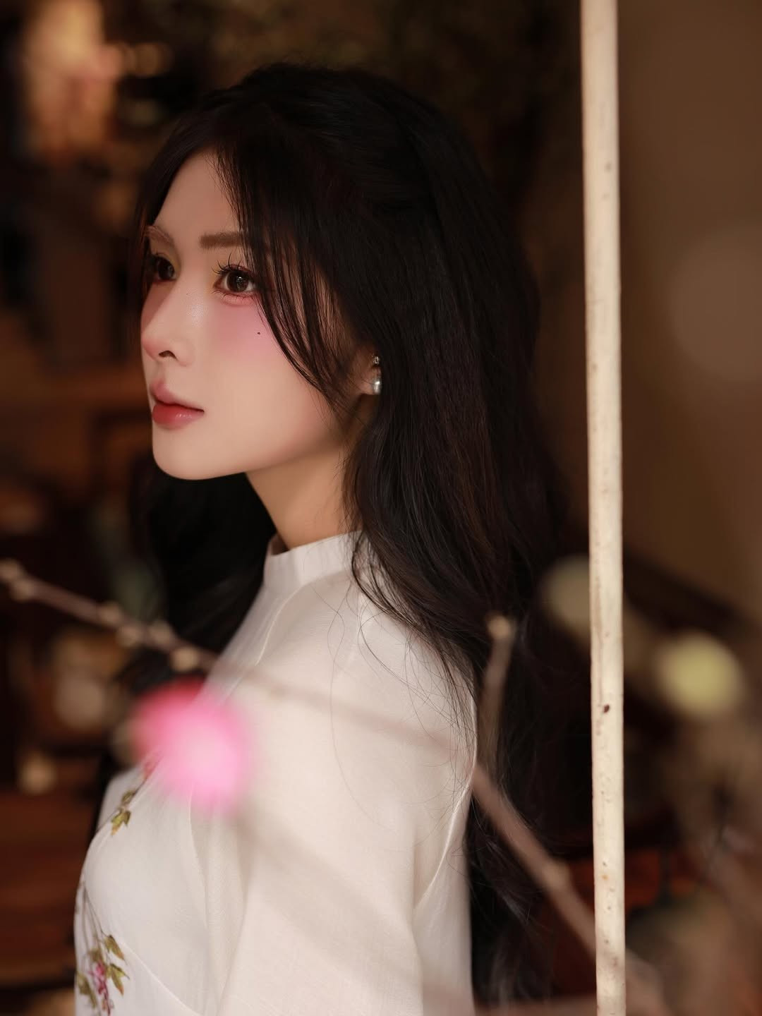 Đôi mắt được nhấn nhá bằng hàng mi cong vút cùng chút phấn hồng nhẹ nhàng ở bầu mắt và gò má, tạo hiệu ứng gương mặt ửng hồng tự nhiên như đang đứng dưới nắng xuân. (Ảnh: IGNV)