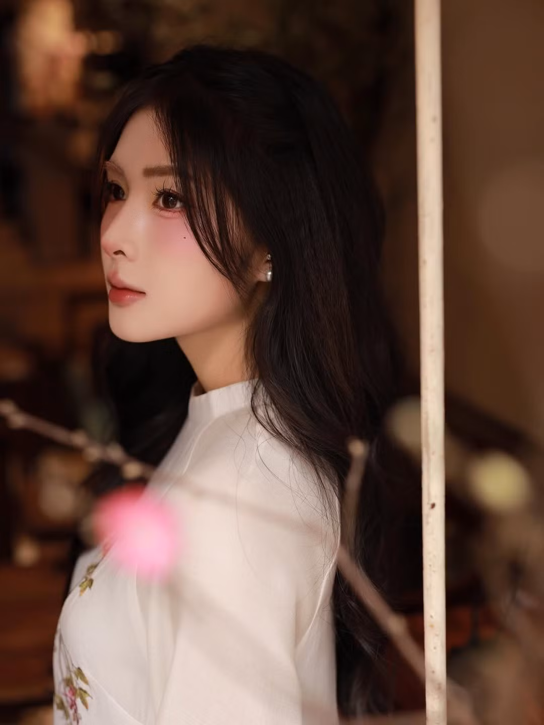 Đôi mắt được nhấn nhá bằng hàng mi cong vút cùng chút phấn hồng nhẹ nhàng ở bầu mắt và gò má, tạo hiệu ứng gương mặt ửng hồng tự nhiên như đang đứng dưới nắng xuân. (Ảnh: IGNV)