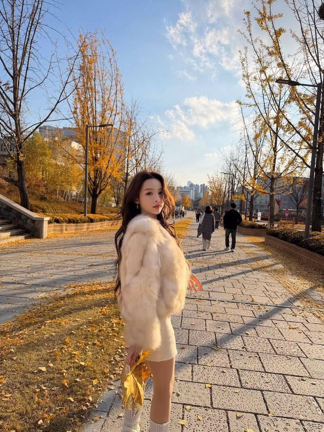 Kể từ sau chương trình Chị Đẹp Đạp Gió Rẽ Sóng, sức hút của Huyền Baby ngày càng lớn. Cô không chỉ gây ấn tượng bởi vẻ ngoài xinh đẹp như búp bê mà còn bởi gu thẩm mỹ tinh tế, biết cách biến hóa đa dạng từ phong cách gợi cảm, táo bạo đến thanh lịch, quý tộc. (Ảnh: IGNV)