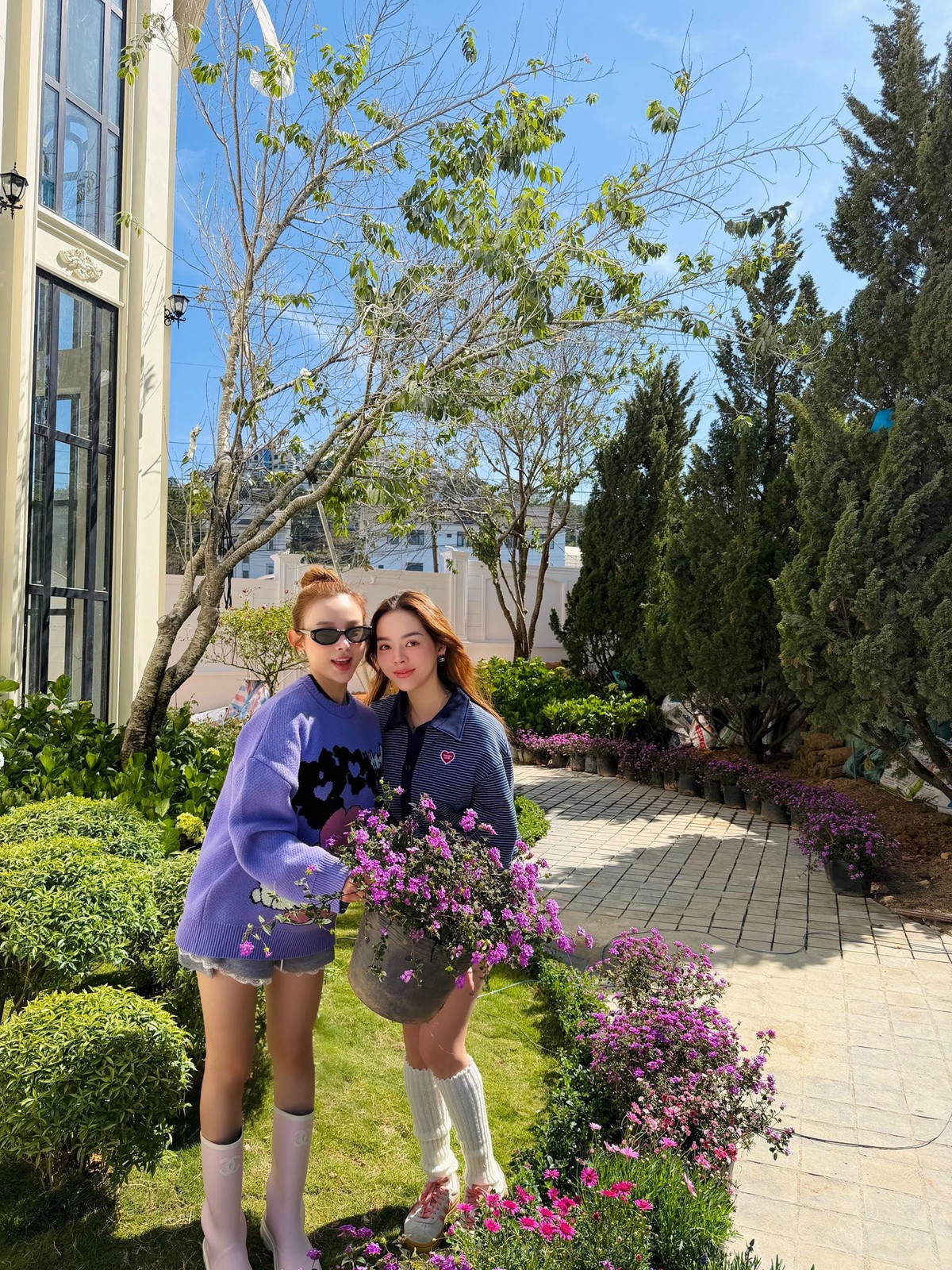 Trong những khung hình vừa được hé lộ, có thể thấy căn biệt thự của Huyền Baby tọa lạc tại một vị trí khá thoáng đãng với view nhìn ra những đồi thông đặc trưng của Đà Lạt. Ngôi nhà được thiết kế theo phong cách tân cổ điển với tông màu trắng kem chủ đạo, kết hợp cùng hệ thống cửa kính lớn để đón trọn ánh sáng tự nhiên. (Ảnh: IGNV)