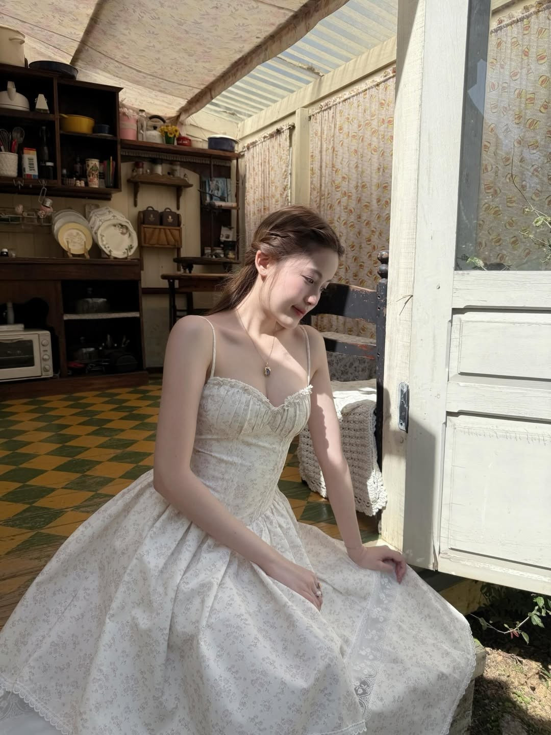 Tuy gắn liền với hình tượng ngọt ngào, nhưng thỉnh thoảng cô cũng "đổi gió" với những bộ đồ da bó sát, phong cách corset cá tính hoặc đồ bơi gợi cảm nhưng vẫn giữ được nét thanh lịch, sang trọng. (Ảnh: IGNV)