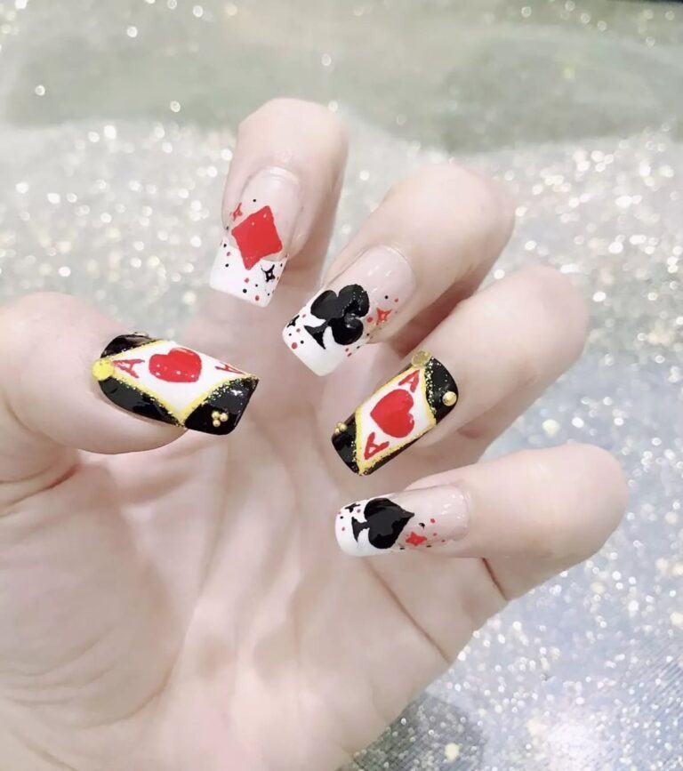 Một mẫu nail khiến các "tay bài" phải trầm trồ chính là bộ móng mô phỏng các lá bài Tây (Cơ, Rô, Chuồn, Bích). Với thiết kế này, chị em như đang mang theo "vận may" trong mỗi ván bài vui vẻ cùng gia đình đầu năm.