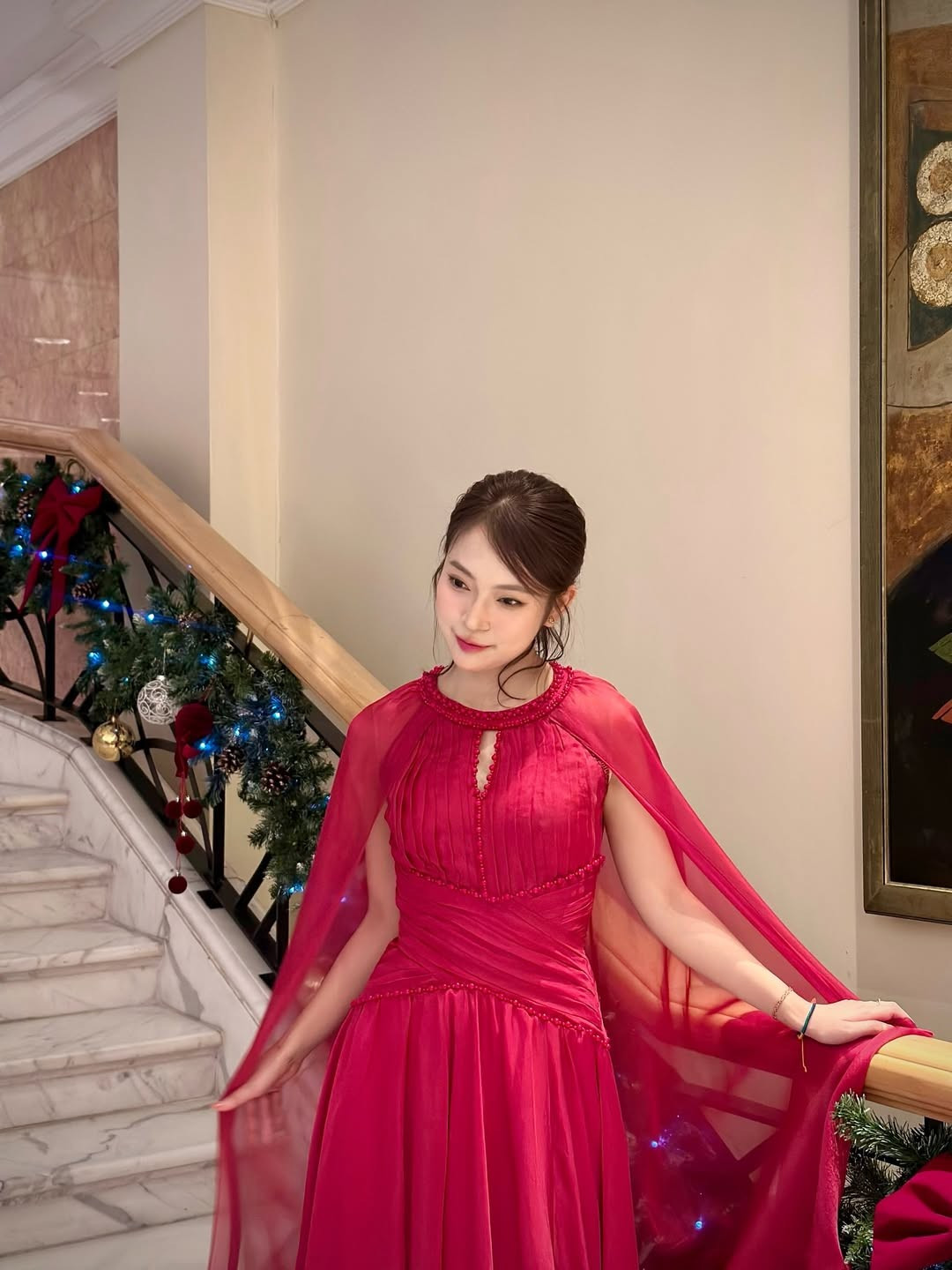 Bộ ảnh Giáng sinh này như một món quà tinh thần mà "hot girl 7 thứ tiếng" gửi tặng đến những người luôn theo dõi và ủng hộ mình trong suốt thời gian qua. Qua đó, Khánh Vy cũng khéo léo khẳng định gu thời trang ngày càng tinh tế và sự trưởng thành về mặt hình ảnh của mình. (Ảnh: IGNV)